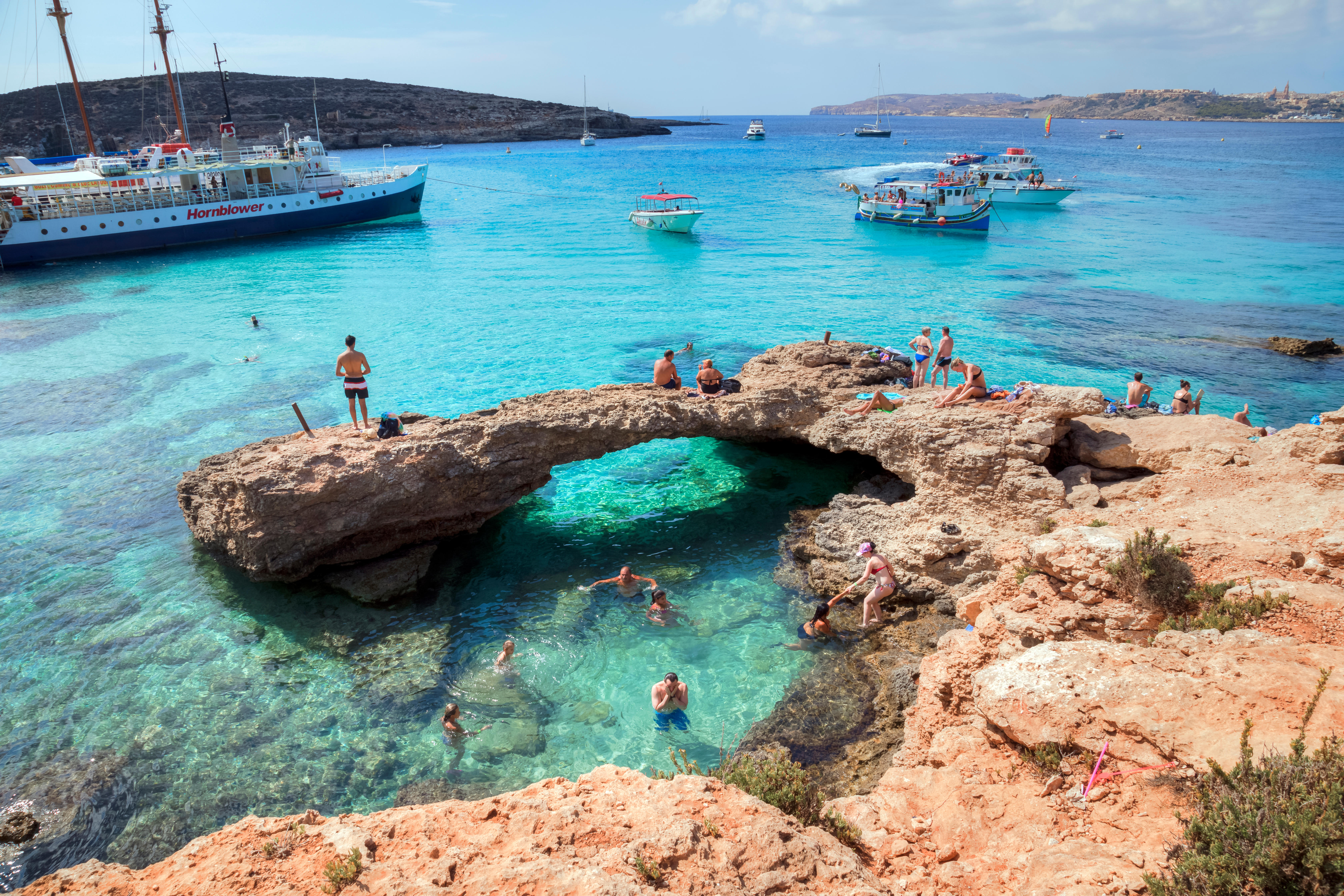 Malta hat alles – Wassersport, Tauchen, Radwege, 12 mit der Blauen Flagge ausgezeichnete Strände und die „Blaue Lagune“ (im Bild)