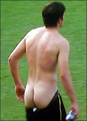 Barton zeigt den Everton-Fans im Goodison Park seinen nackten Hintern