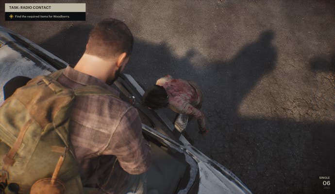 Der Spielercharakter „The Day Before“ steht auf einem Auto und zielt auf einen Zombie
