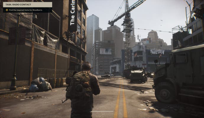 Der Spielercharakter „The Day Before“ streift durch zerstörte Straßen der Stadt