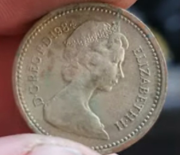 Hinter dem Armaturenbrett des Autos war eine Retro-Ein-Pfund-Münze von 1984 versteckt