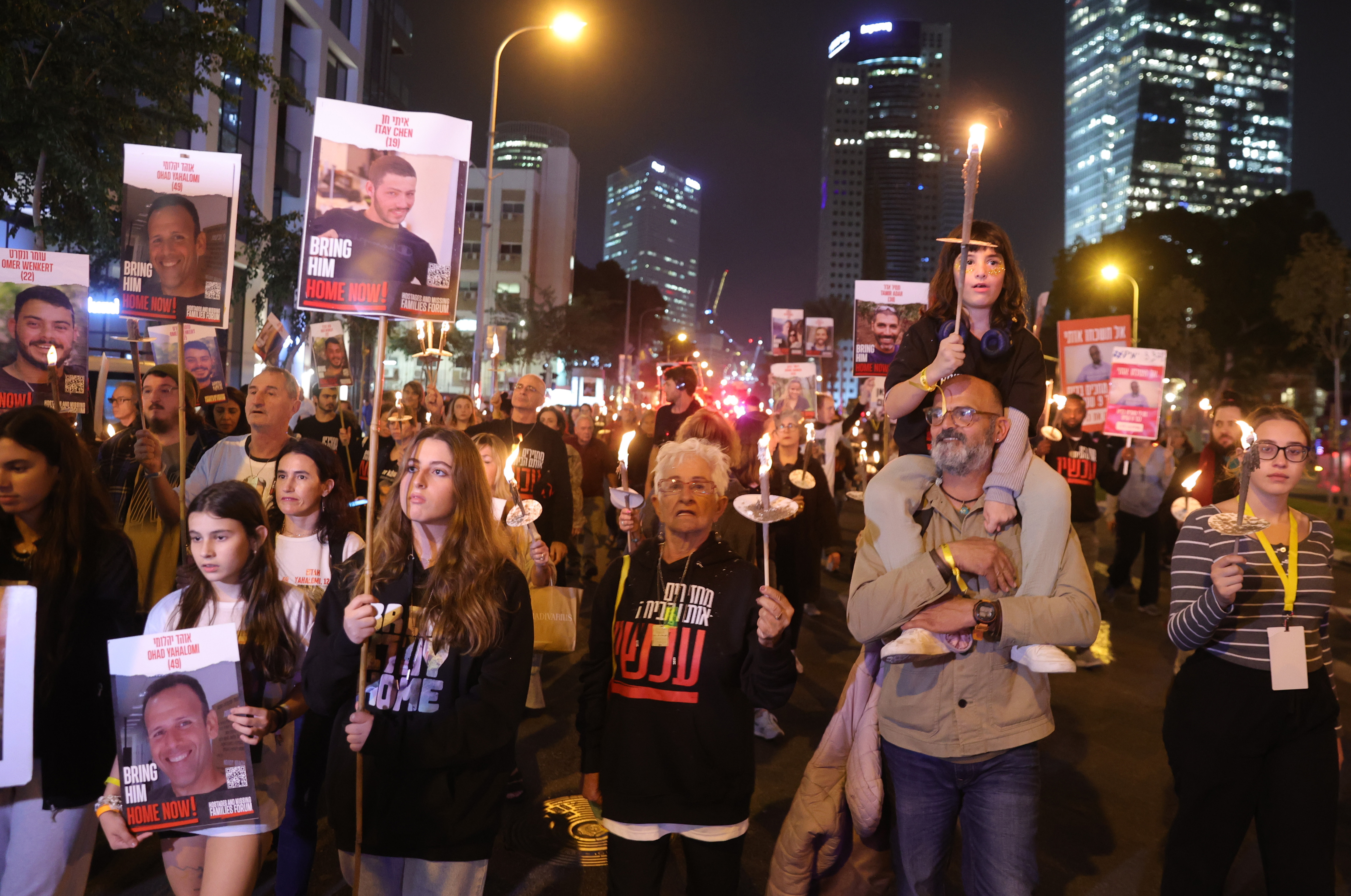 Demonstranten trugen am 7. Dezember in Tel Aviv Kerzen und Bilder israelischer Geiseln, die von der Hamas festgehalten wurden