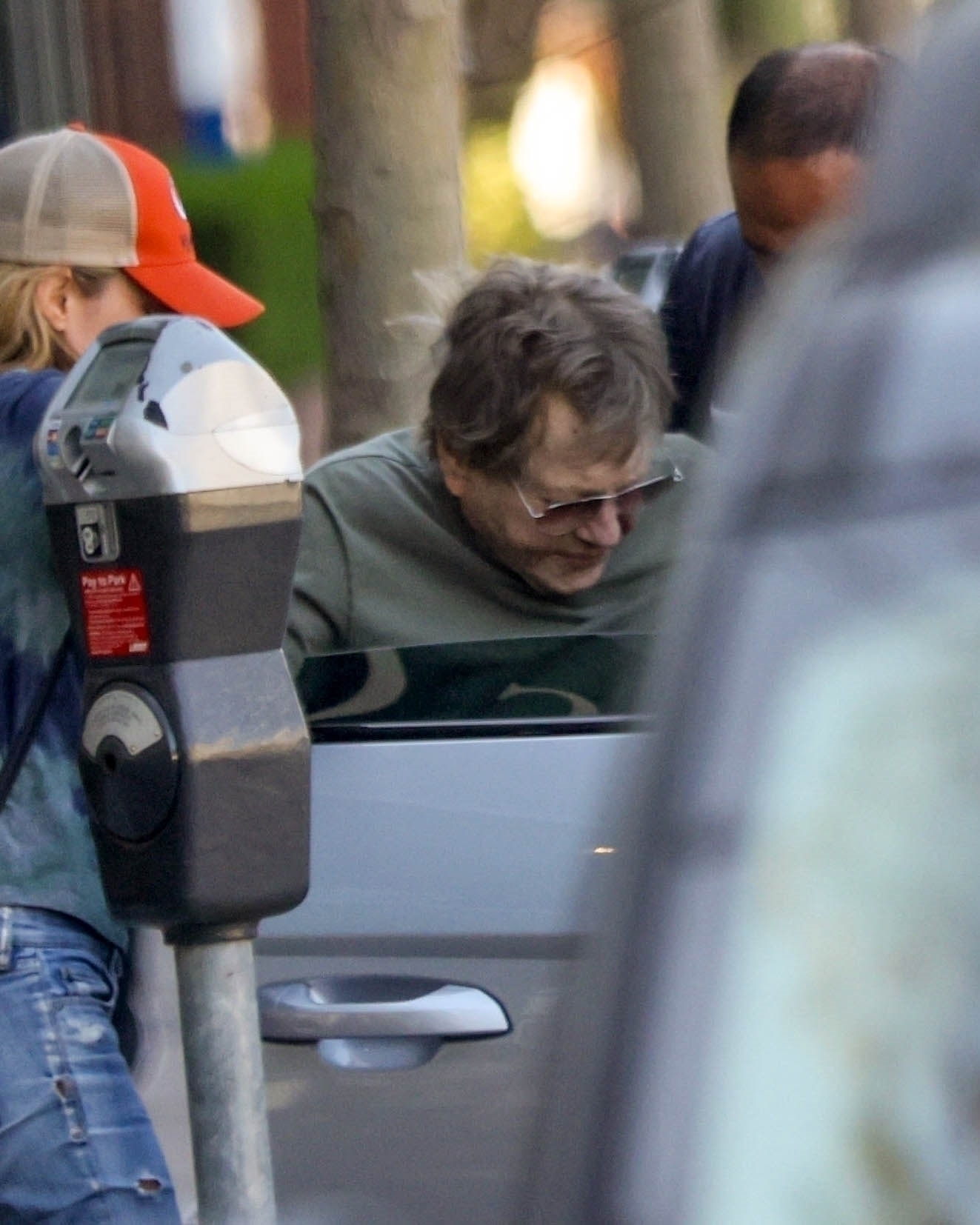 Der Schauspieler wurde in Brentwood, Kalifornien, gesehen, als ihm in sein Auto geholfen wurde