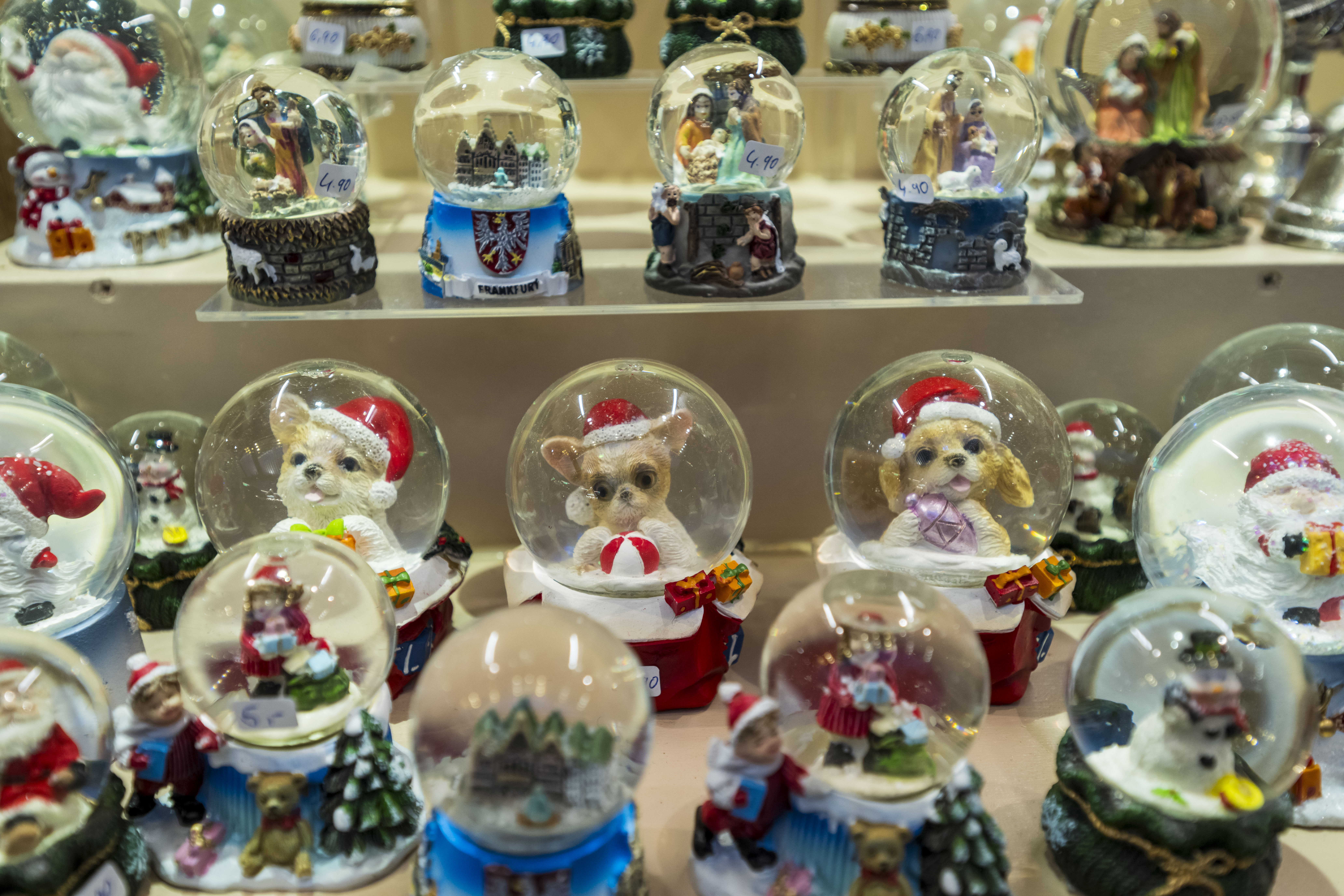 Packen Sie Ihr Schneekugel-Souvenir in Ihr Handgepäck, wenn Sie von einem Weihnachtsmarkt im Ausland zurückkehren