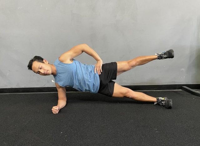 Side Plank mit Beinheben, Bauch-Fatburner-Training