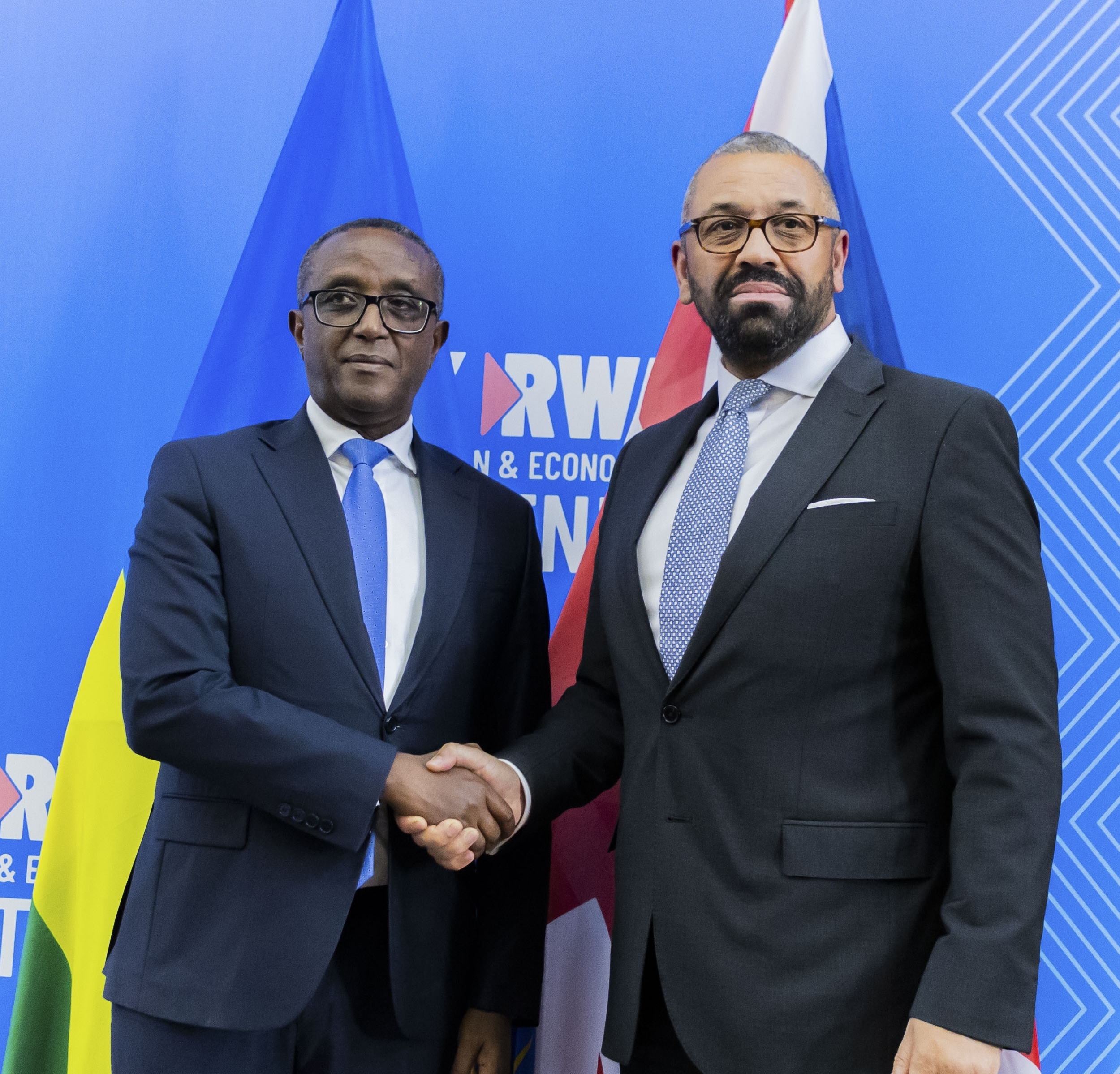Innenminister James Cleverly mit Ruandas Außenminister Vincent Biruta