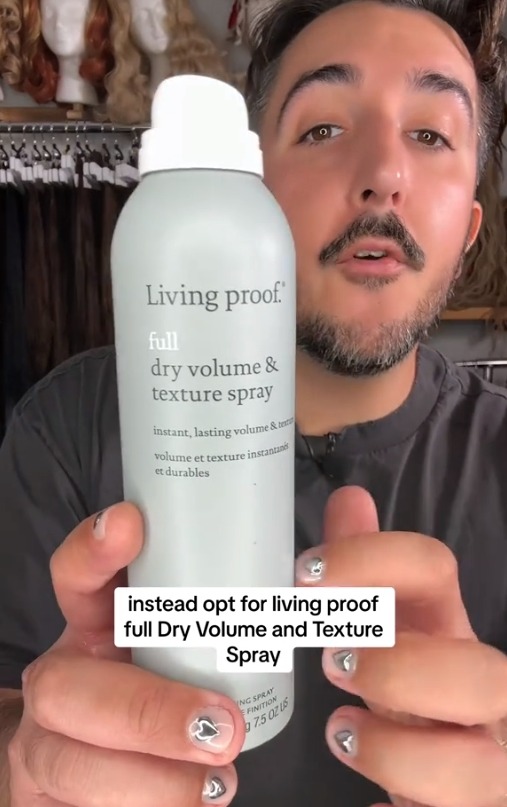 Der TikToker empfahl Living Proof Dry Volume and Texture Spray für alle mit „plattem, schütterem Haar“.