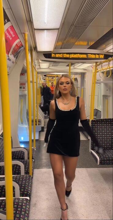Die blonde Schönheit sorgte dafür, dass alle Blicke auf sie gerichtet waren, als sie durch die Londoner U-Bahn stolzierte
