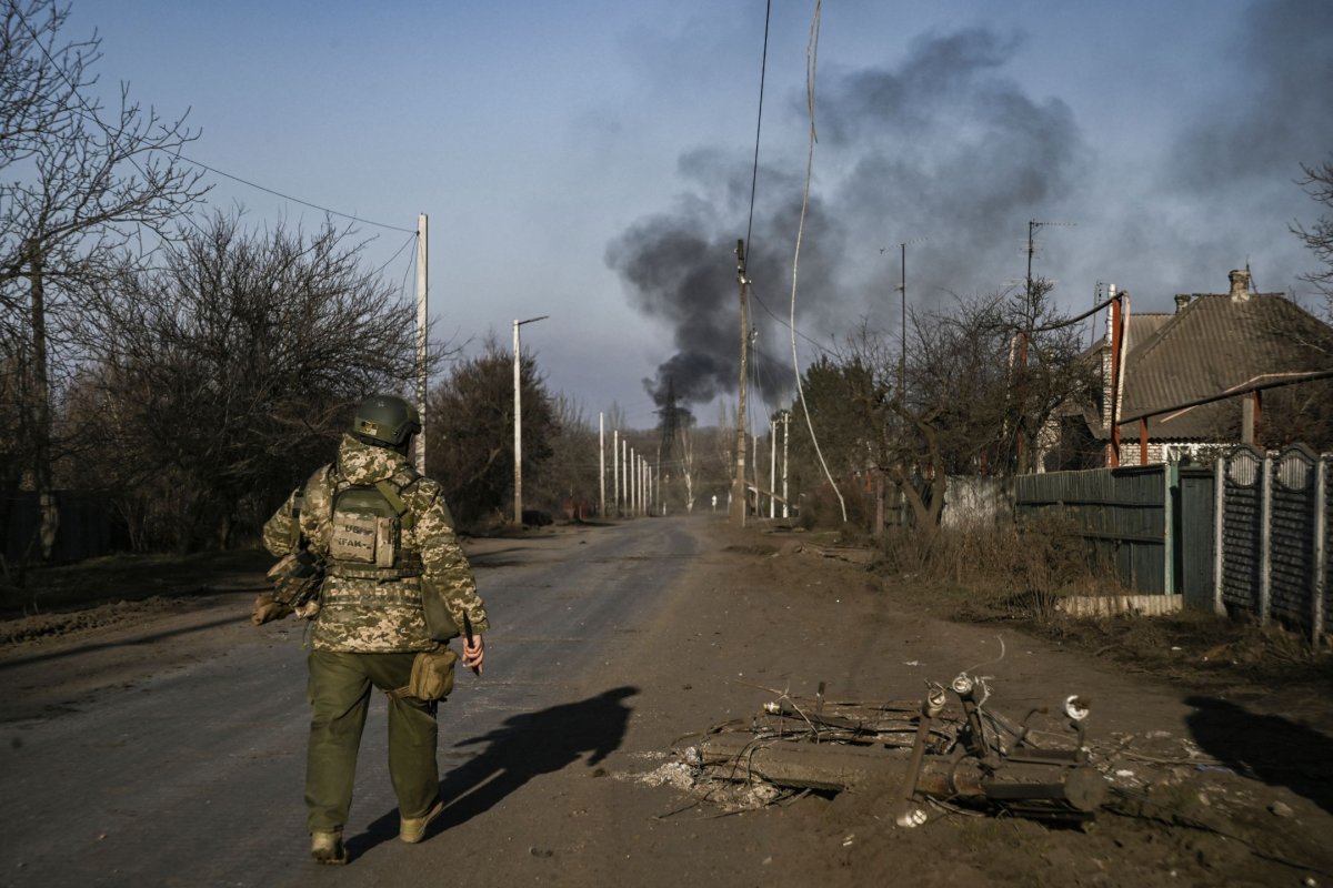 Ukrainischer Soldat geht durch die Stadt 