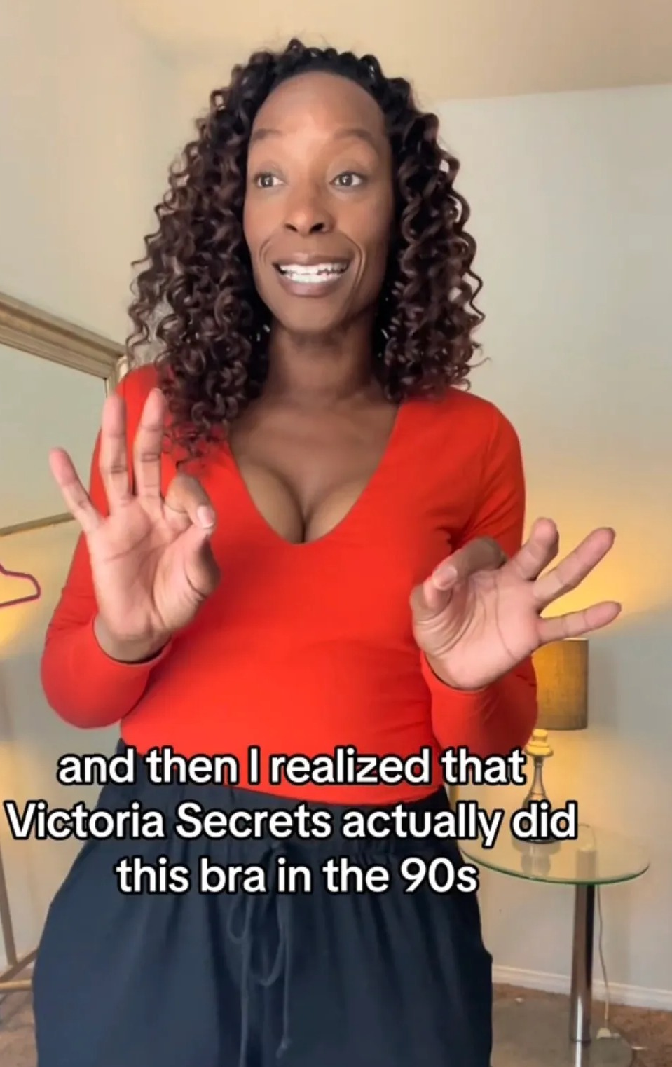 Nicola enthüllte, dass Victoria's Secret in den 1990er Jahren einen ähnlichen BH mit falschen Brustwarzen an den Körbchen verkaufte