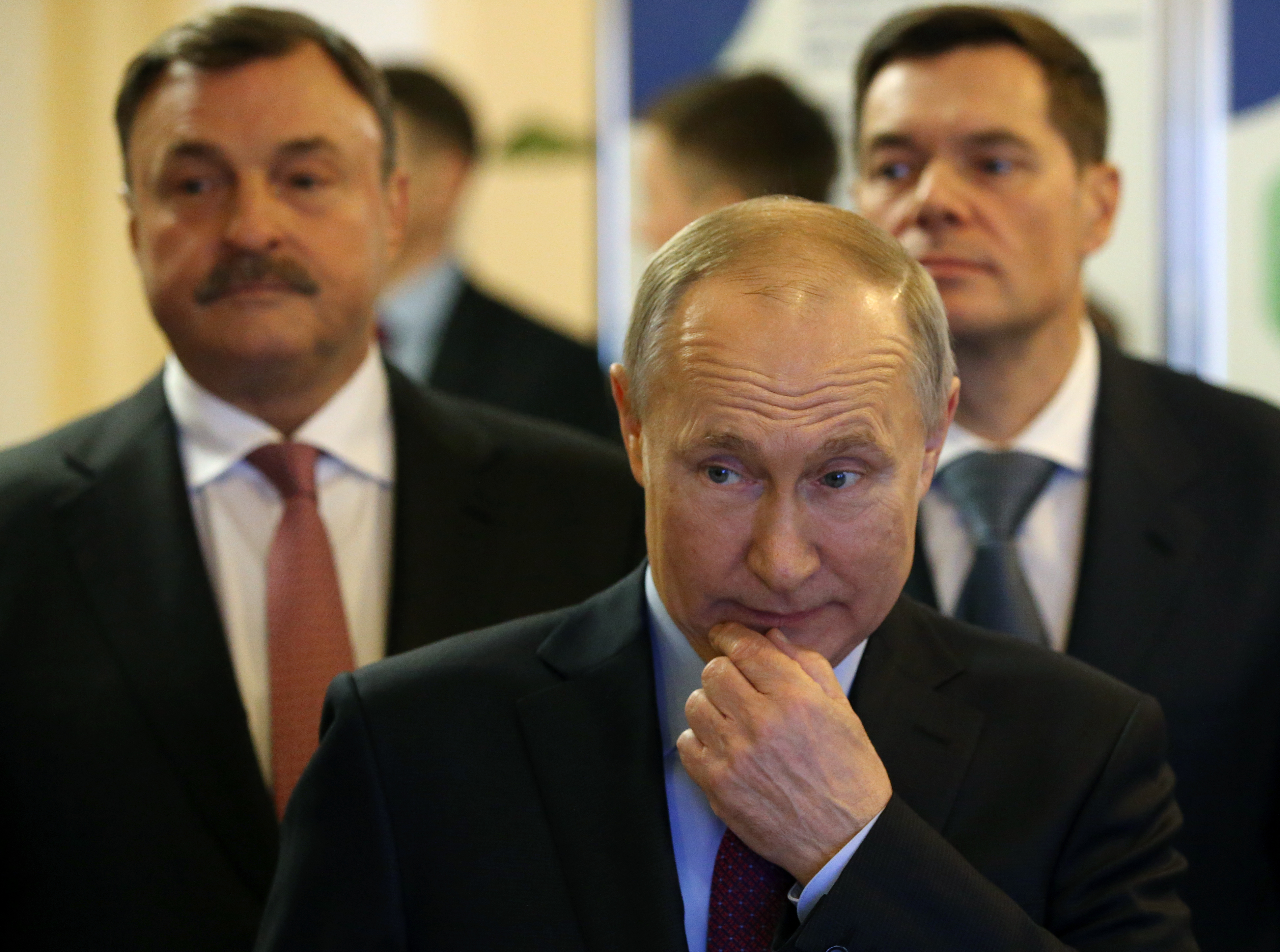 Die Yacht wurde mit dem russischen Milliardär Andrey Guryev (links) in Verbindung gebracht, hier abgebildet mit Wladimir Putin (Mitte).