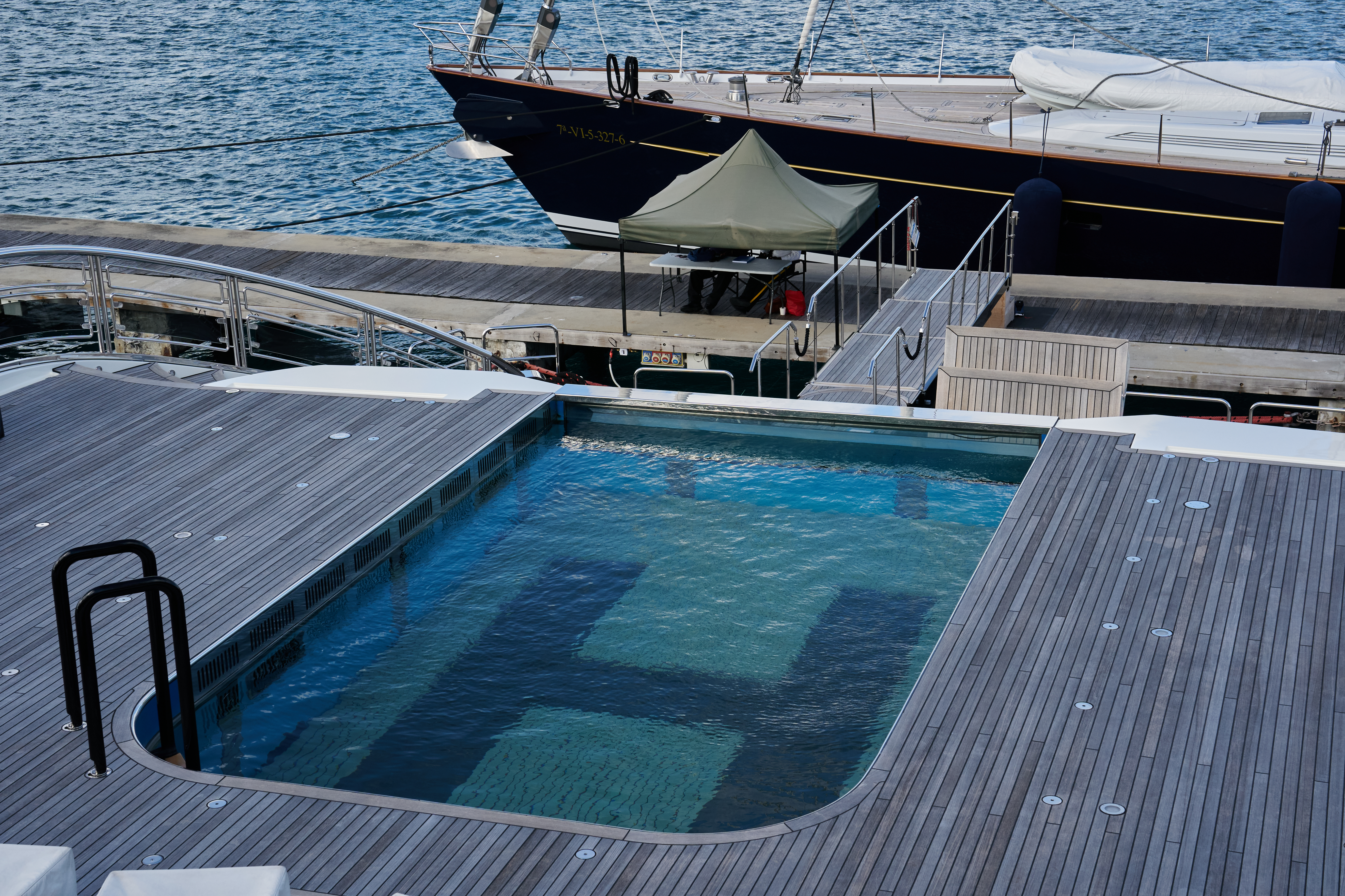 Zu den Luxusmerkmalen der Yacht gehört ein Infinity-Pool, der sich per Hydraulik in einen Hubschrauberlandeplatz verwandeln lässt