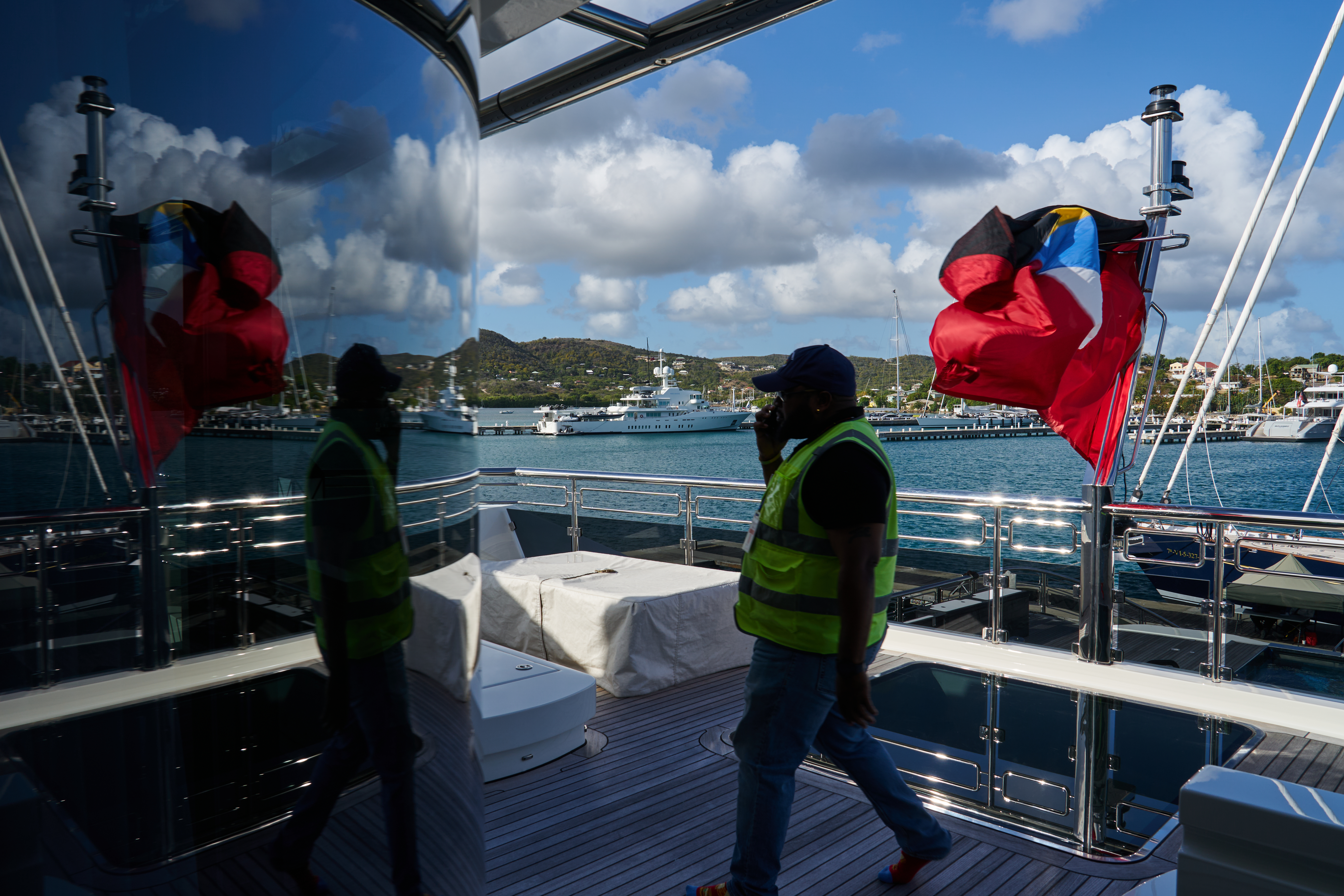 Agenten der Hafenbehörde von Antigua und Barbuda an Bord der Superyacht