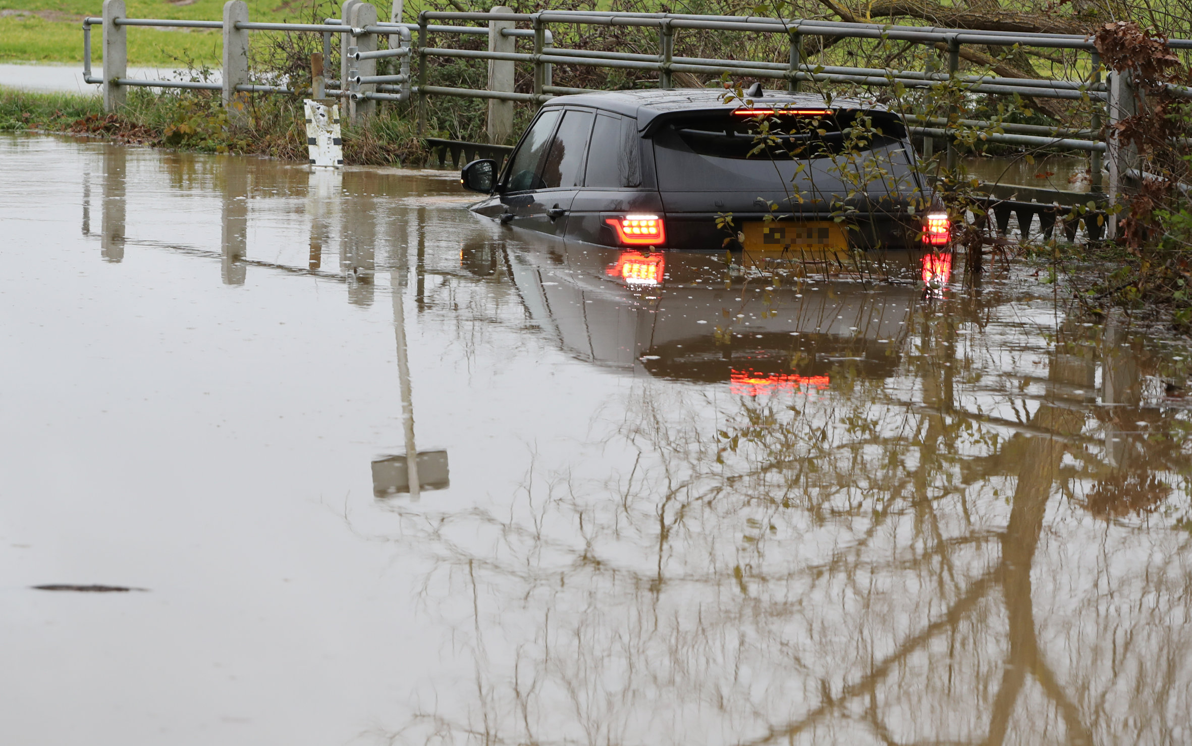 Ein Range Rover wurde in Essex von einem Meter hohen Hochwasser erfasst