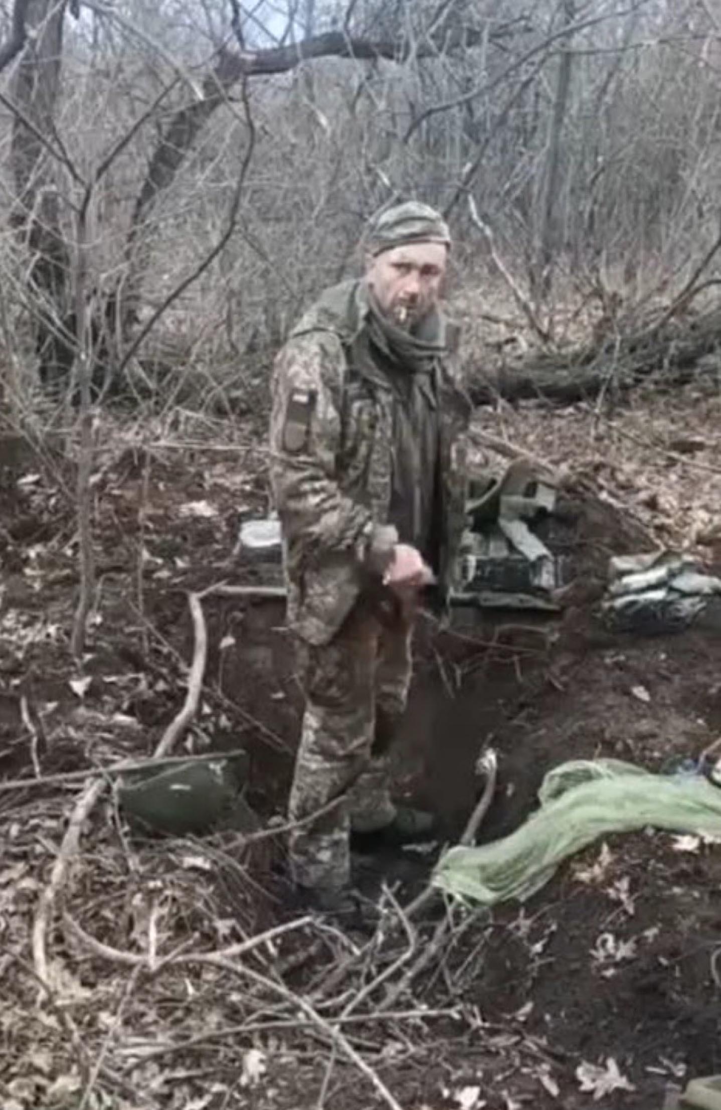 Die Horrorszene, in der Oleksandr gezwungen wurde, sein eigenes Grab zu schaufeln, bevor er nur wenige Sekunden nach diesem Standbild aus dem Video von einem Kugelhagel erschossen wurde
