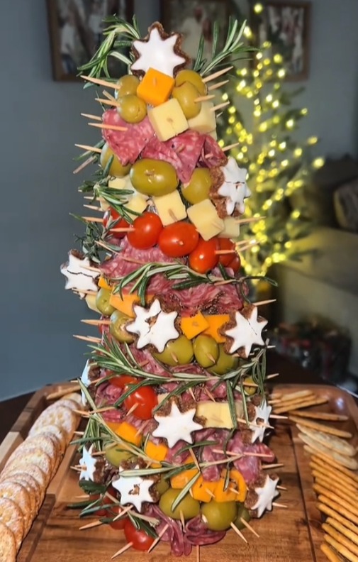 Die Lebensmittelexpertin zeigte ihren Followern ihren fertigen Baum, komplett mit Weihnachtsplätzchen und Rosmarin
