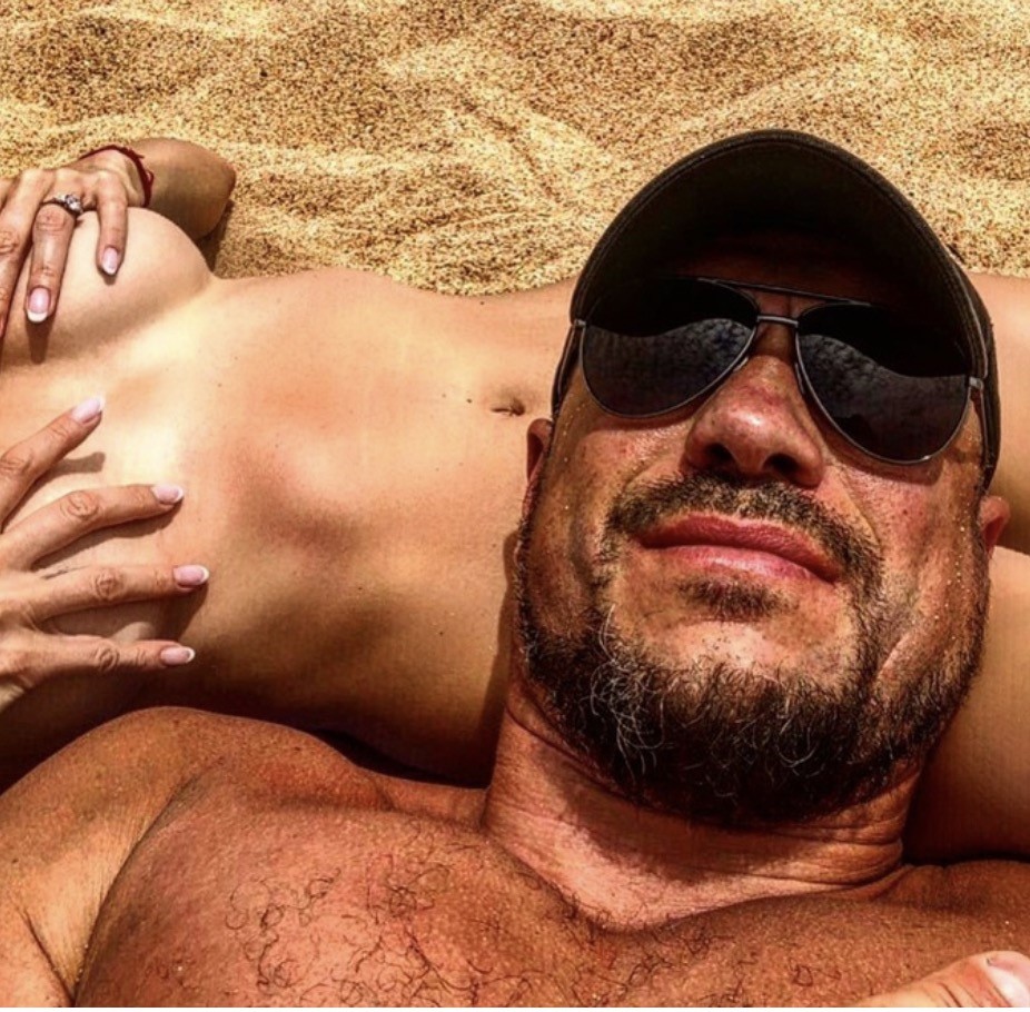 Zu Lebzeiten veröffentlichte Kyva regelmäßig Bilder mit nackten Frauen auf seinem Instagram