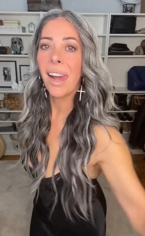 Sie trägt ihr graues Haar bis zur Taille, aber es hat die Leute verärgert