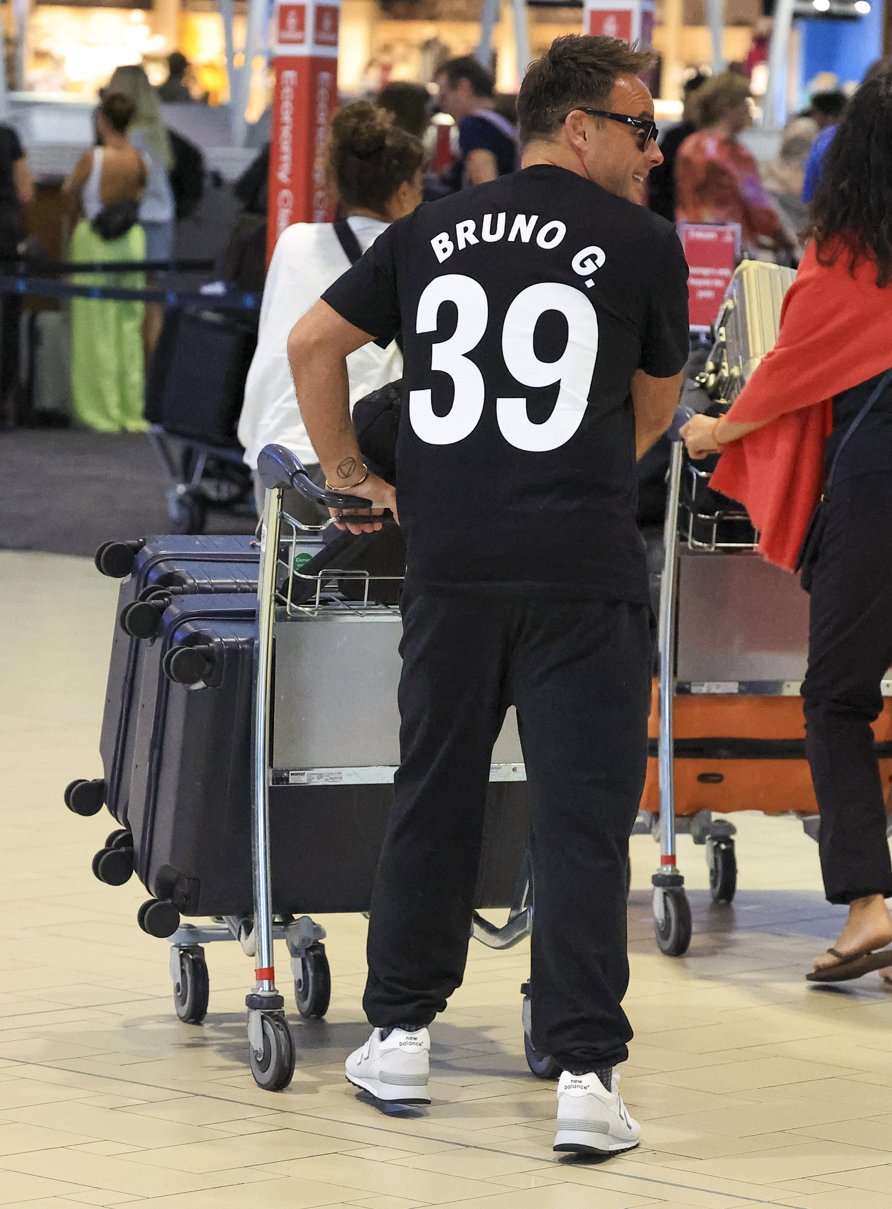 Er wurde beim Einchecken am Flughafen Brisbane in einem Trikot von Newcastle United gesehen