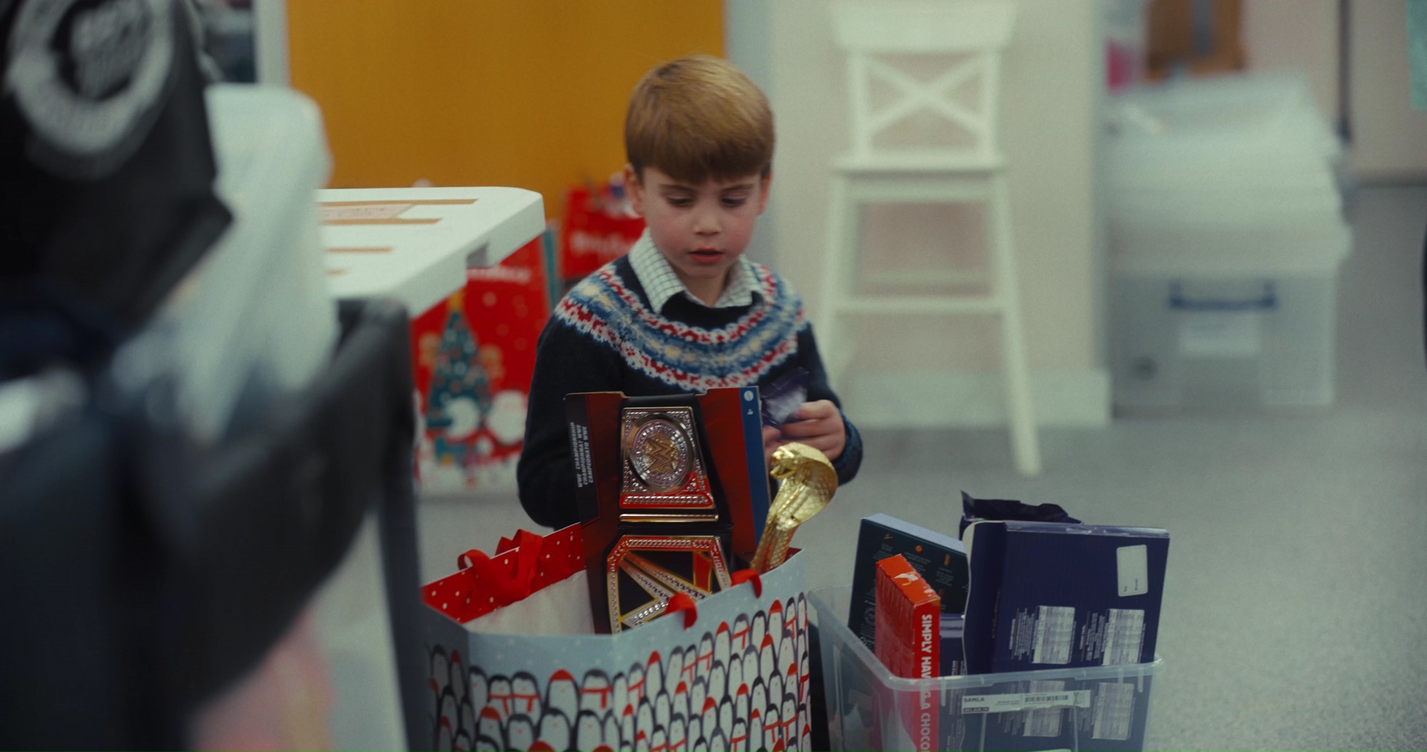 Prinz Louis suchte Spielzeug aus, um es Kindern seines Alters im ganzen Land zu spenden