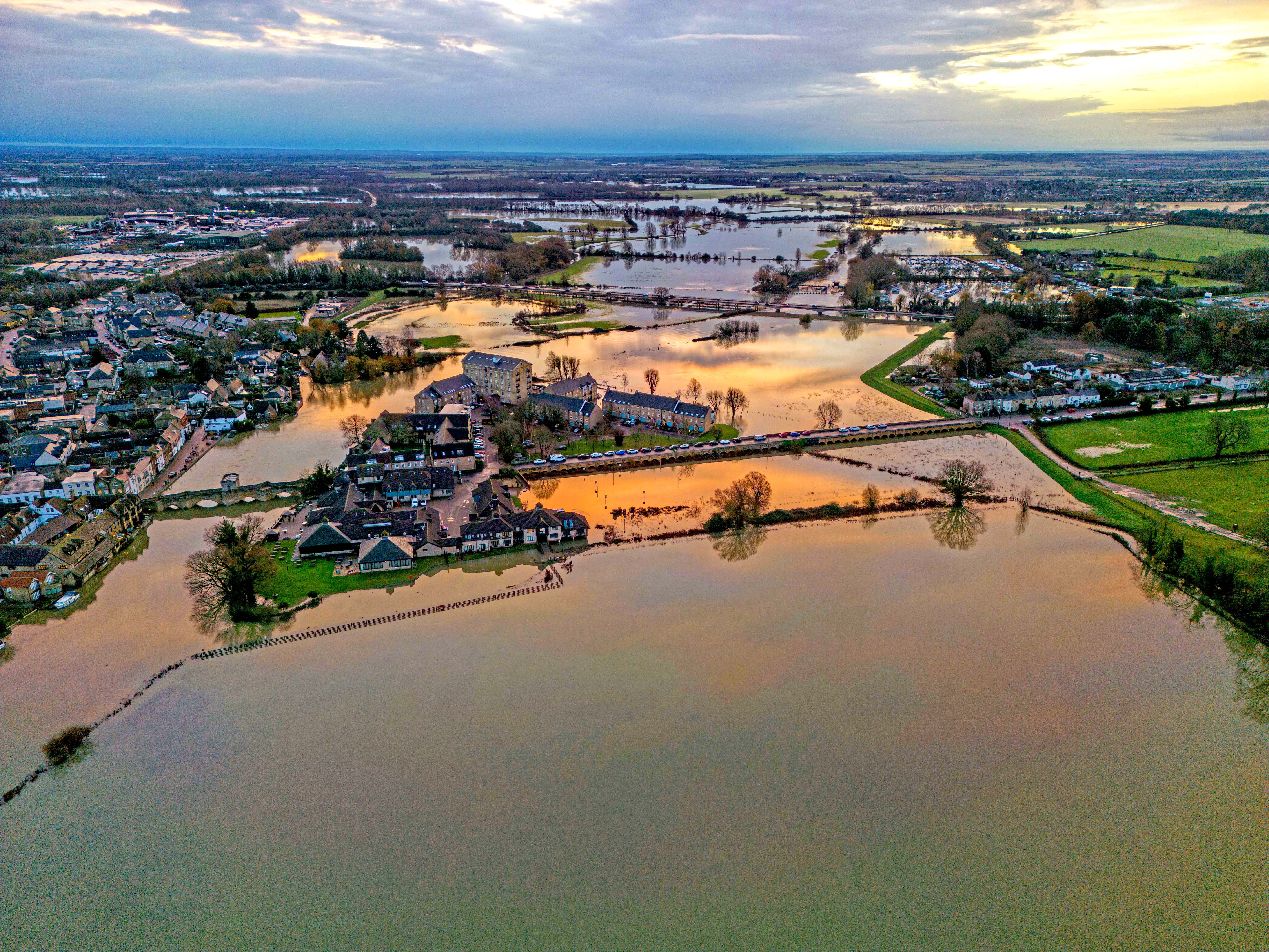 Überschwemmungen haben heute Morgen die Stadt St. Ives in Cambridgeshire heimgesucht, nachdem der Fluss Ouse nach jüngsten heftigen Regenfällen über die Ufer getreten war