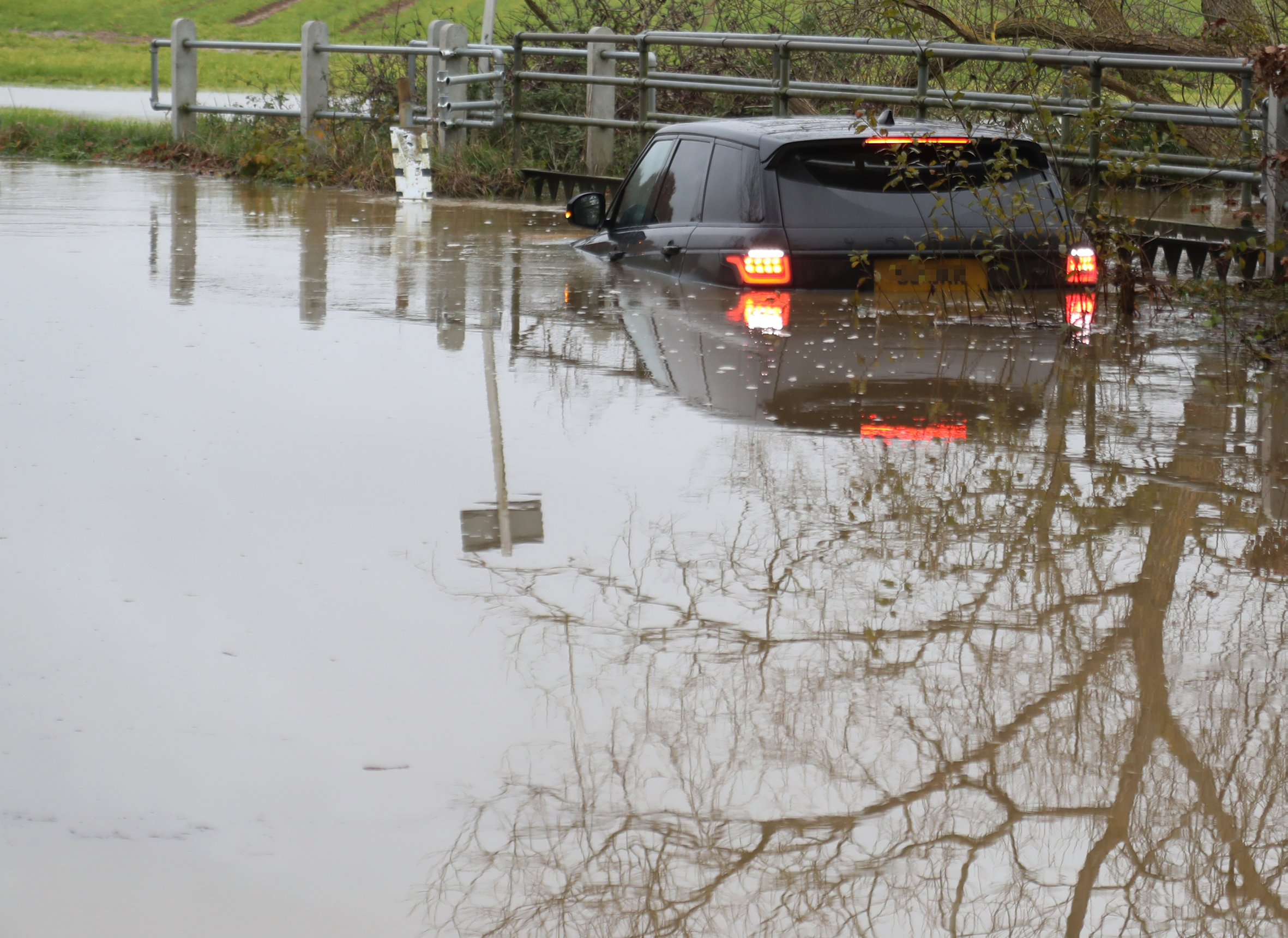 Es wurde angenommen, dass ein Range Rover am Sonntag nach heftigen Regenfällen in Essex von einer 1,20 Meter hohen Überschwemmung erfasst wurde