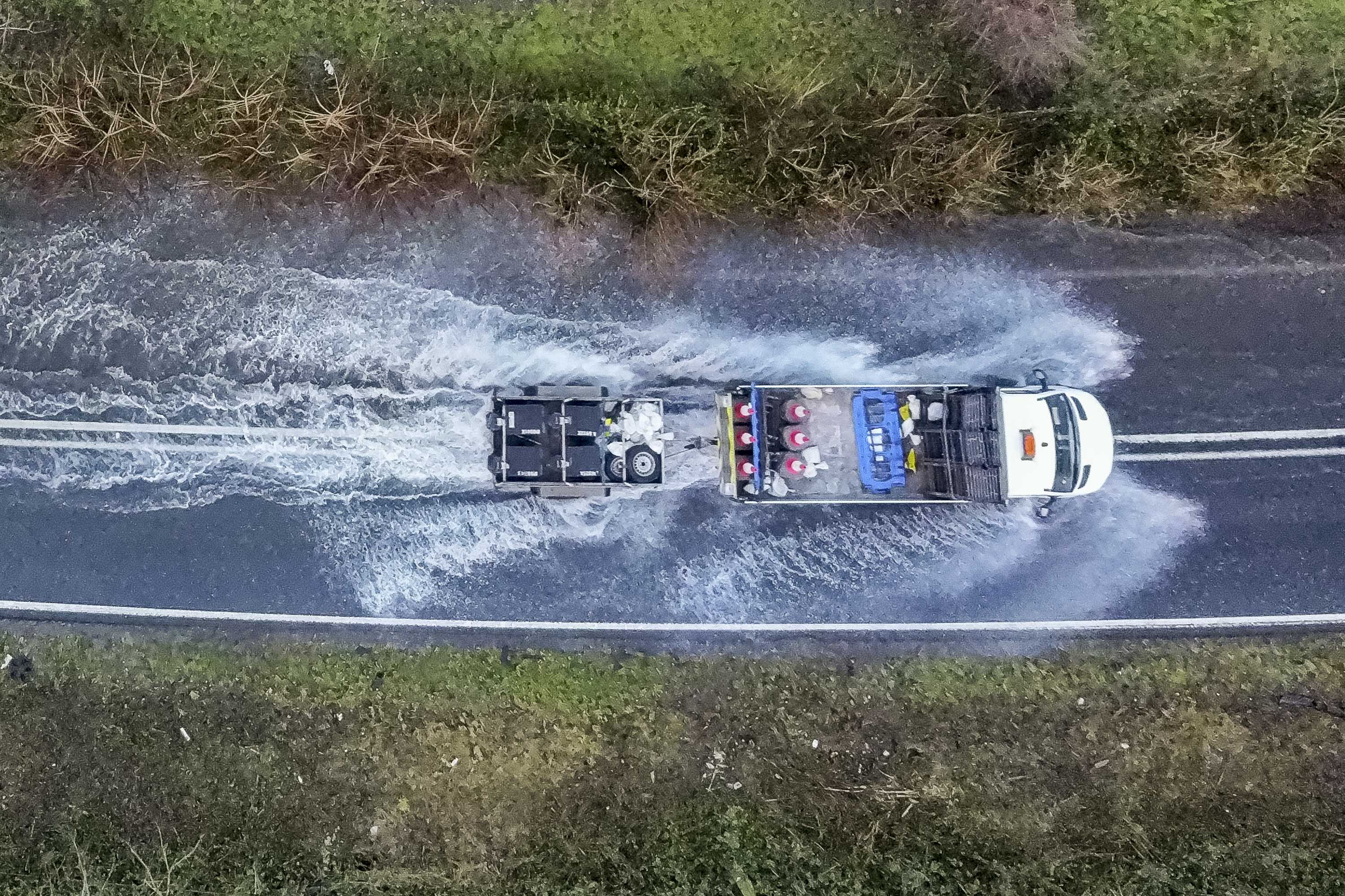 Fahrzeuge fahren am Sonntag in Dorset durch Hochwasser