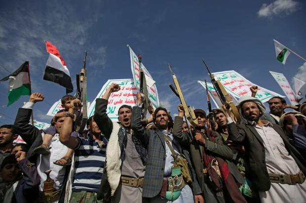 Vom Iran unterstützte Huthi-Rebellen verursachen Chaos im Roten Meer, da sie geschworen haben, israelische Schiffe anzugreifen