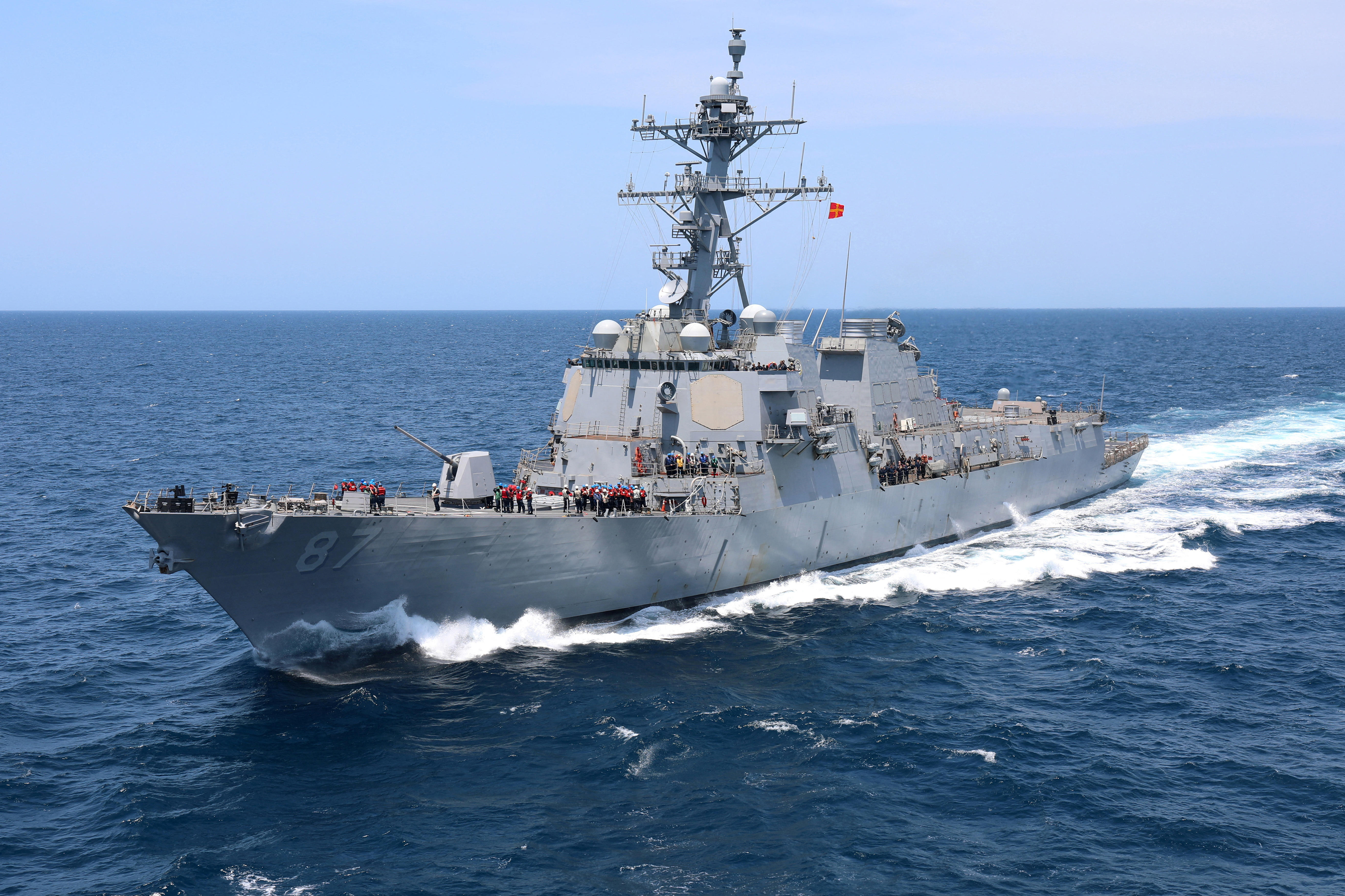 Der im Jahr 2021 abgebildete Lenkwaffenzerstörer USS Mason der US-Marine wurde neben der USS Carney im Roten Meer stationiert