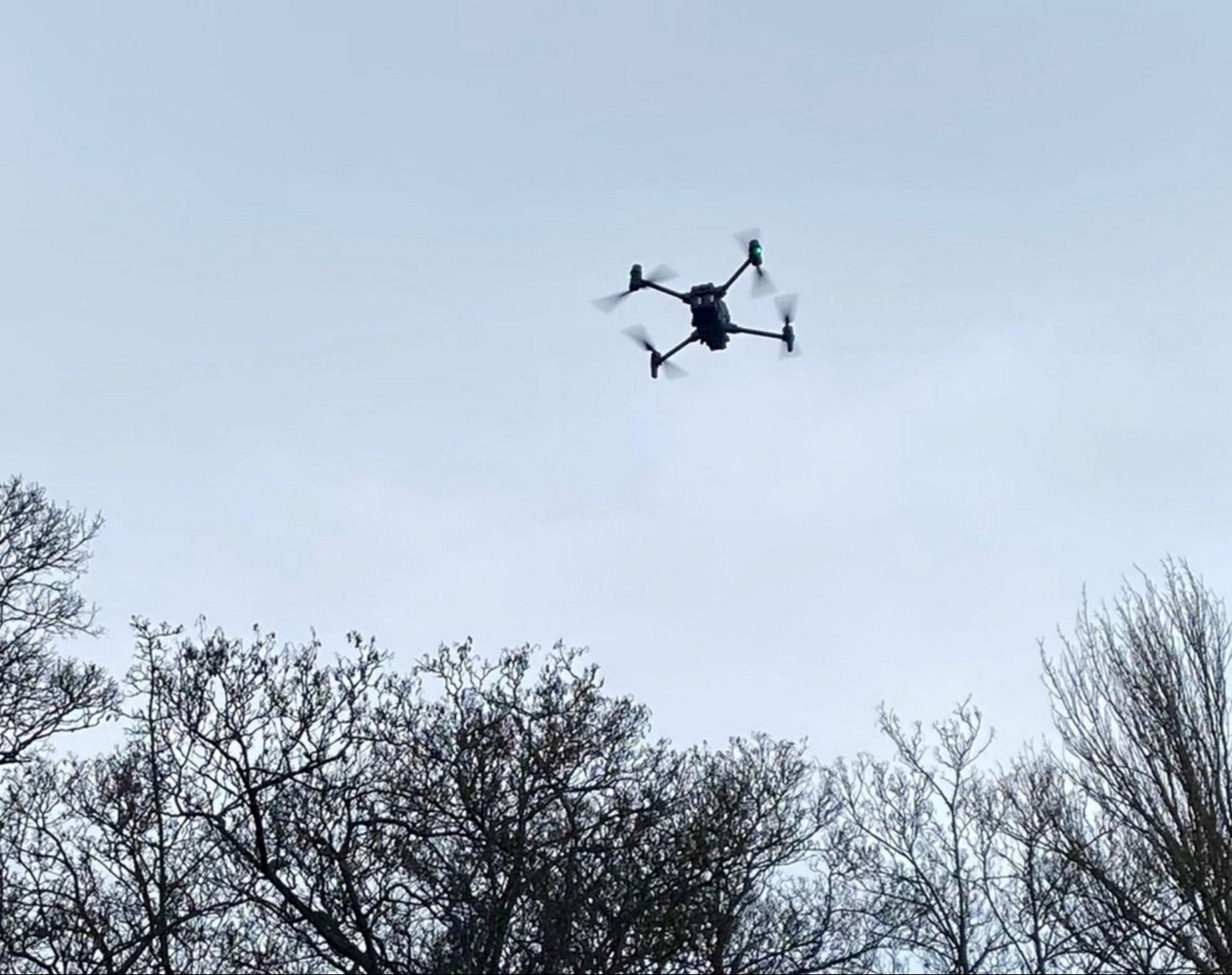 Polizisten setzen bei der Jagd nach der Mutter Drohnen ein
