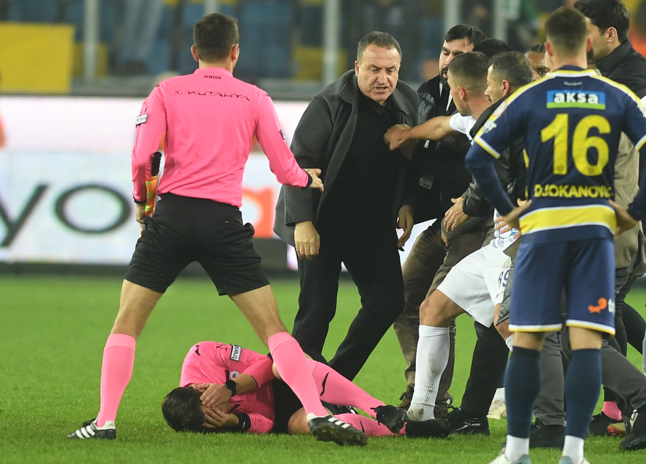 Schiedsrichter Meler hält sein Gesicht, während Koca zuschaut