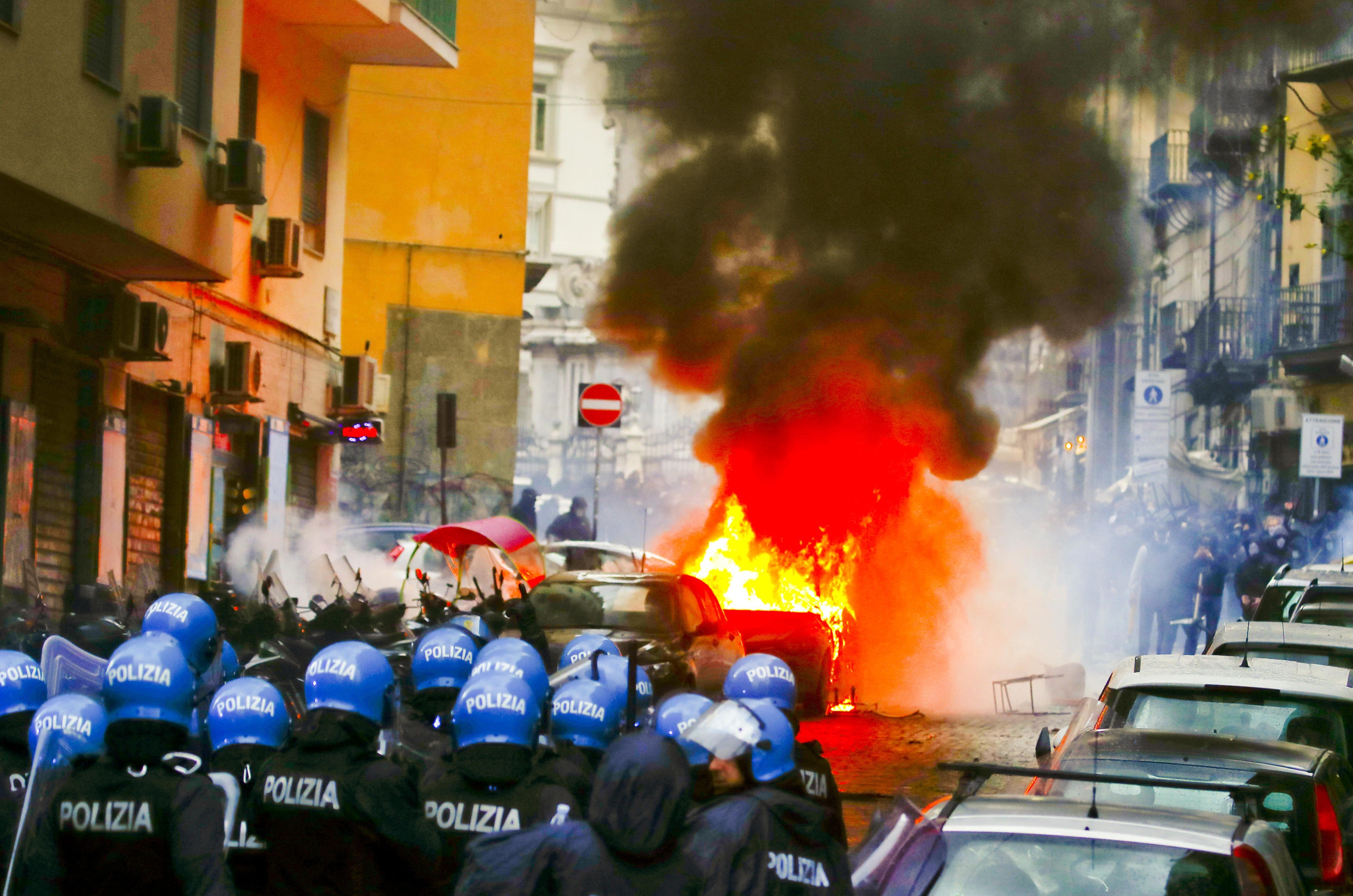Zusammenstoß in Neapel, als die Polizei im März von Eintracht-Frankfurt-Jobs angegriffen wird