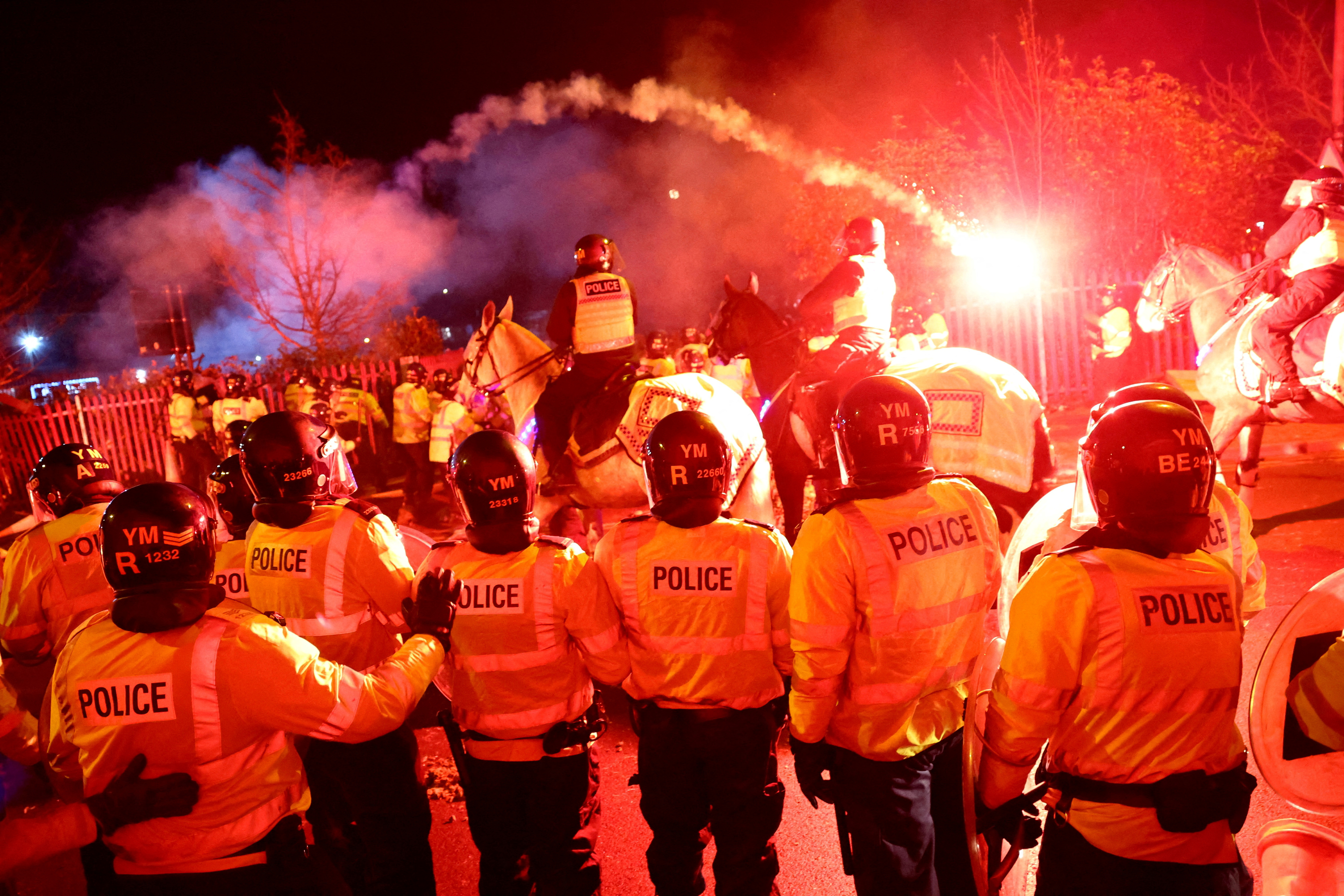 Der Mob von Legia Warschau warf letzten Monat im Aston Villa Fackeln auf Polizei und Pferde