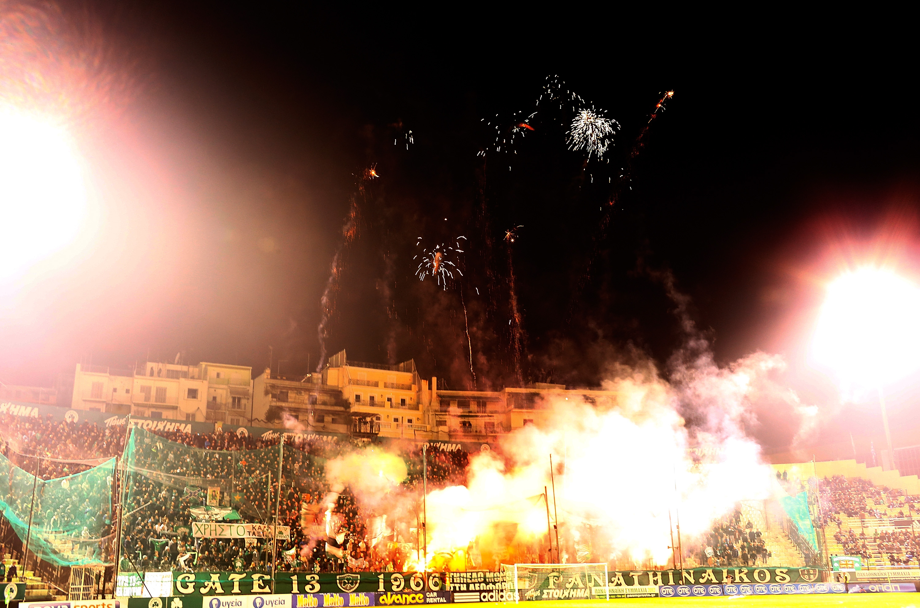 Panathinaikos-Fans mit ihrer traditionellen Pyrotechnik-Vorführung