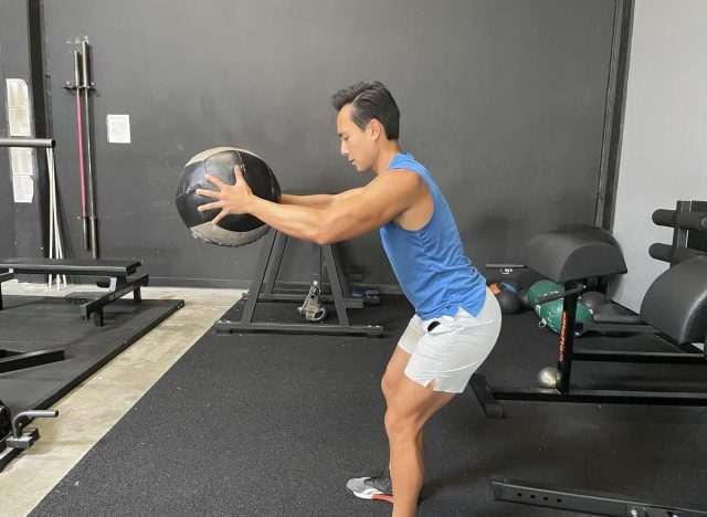 Medizinball-Slam-Übung für einen fitteren Körper nach 50
