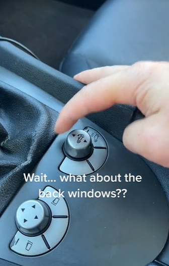 Das Video zeigt, dass man einen Knopf in der Mittelkonsole zweimal nach unten drücken muss