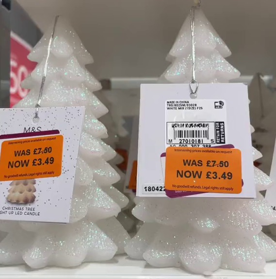Eine Kerze in Form eines Weihnachtsbaums wurde auf nur 3,49 £ reduziert