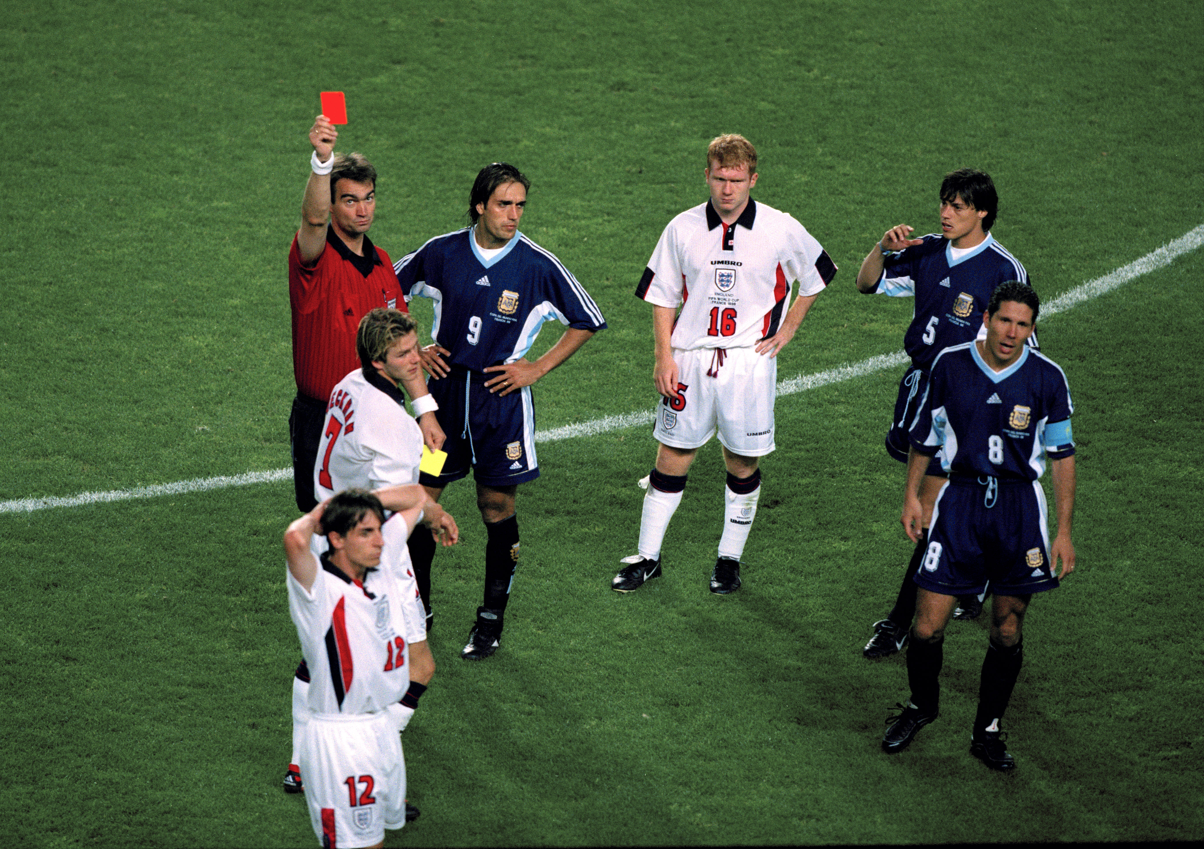 David Beckham wurde von der Öffentlichkeit abscheulich beschimpft, nachdem er 1998 beim Weltmeisterschaftsspiel zwischen England und Argentinien vom Platz gestellt worden war