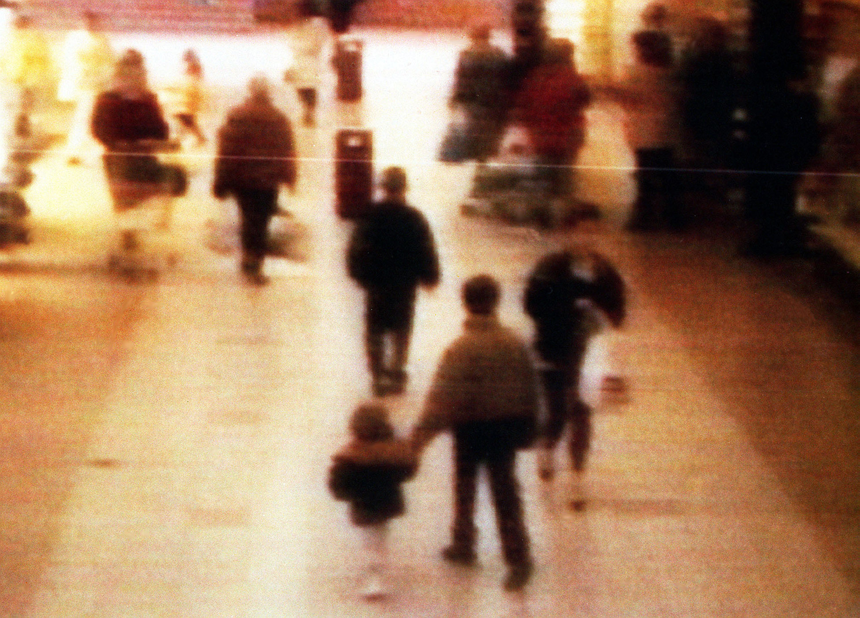 CCTV-Aufnahmen zeigten die Entführung des zweijährigen James Bulger aus dem Einkaufszentrum Bootle Strand am 12. Februar 1993