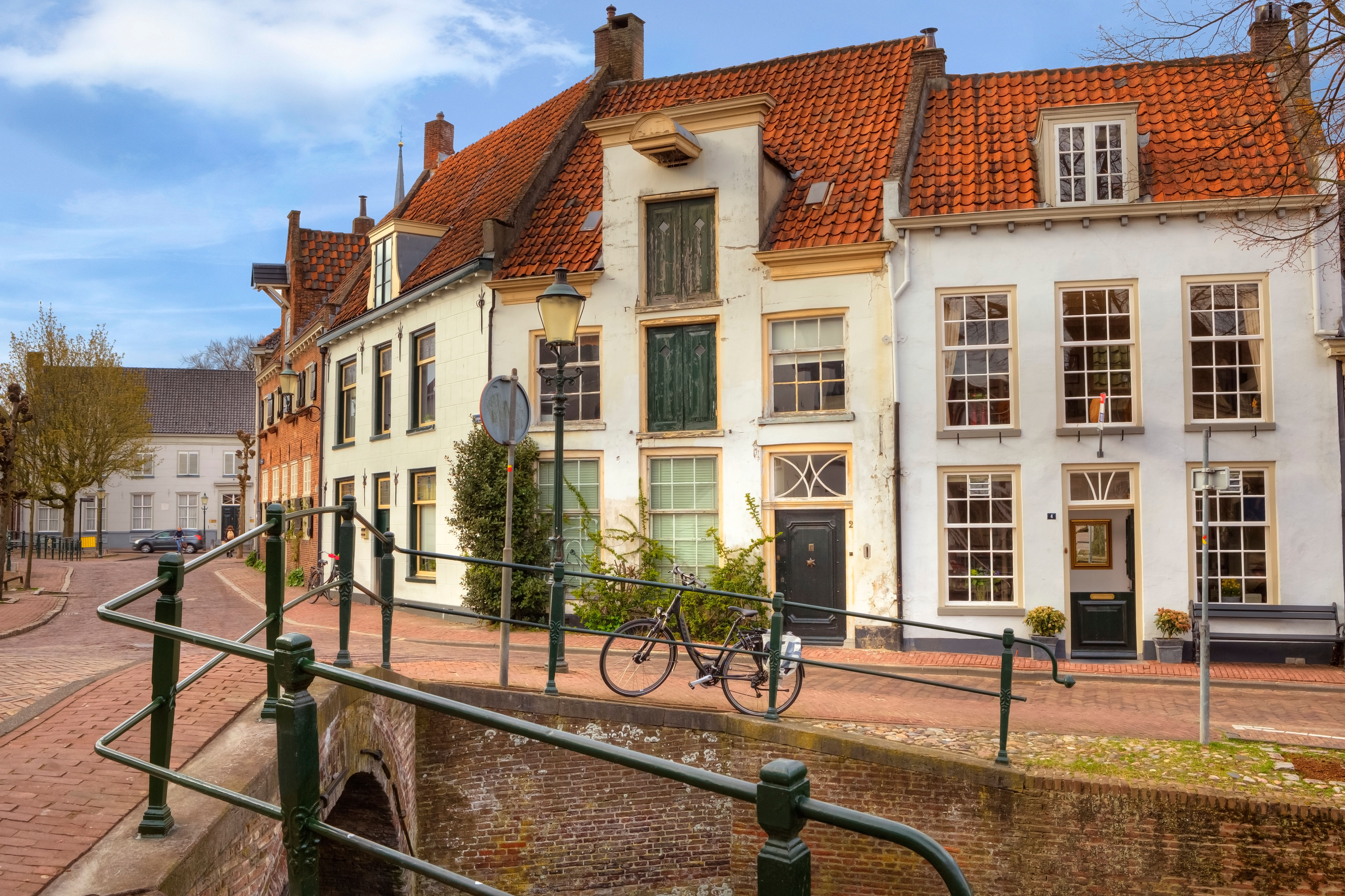 Die Häuser von Muurhuizen wurden unter Verwendung von Teilen der alten Stadtmauer gebaut