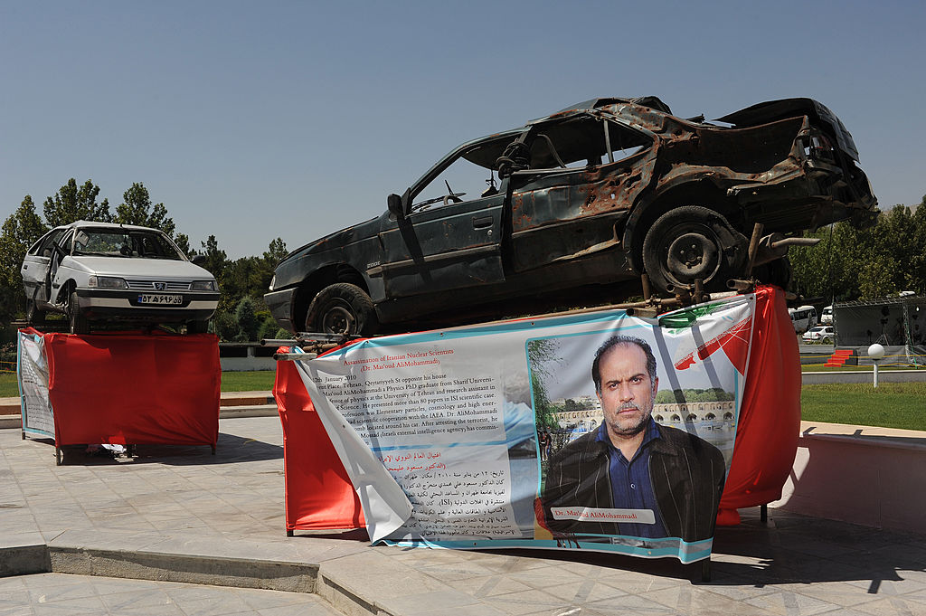 Das Auto von Dr. Masoud AliMohammadi, einem iranischen Nuklearwissenschaftler, von dem der Iran behauptet, er sei 2012 vom Mossad ermordet worden