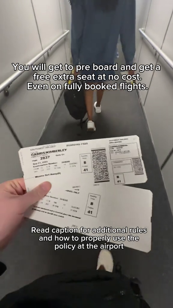 Kimmy hat ein Video geteilt, das zeigt, wie sie im Rahmen der Police ein kostenloses Zusatzticket erhalten hat