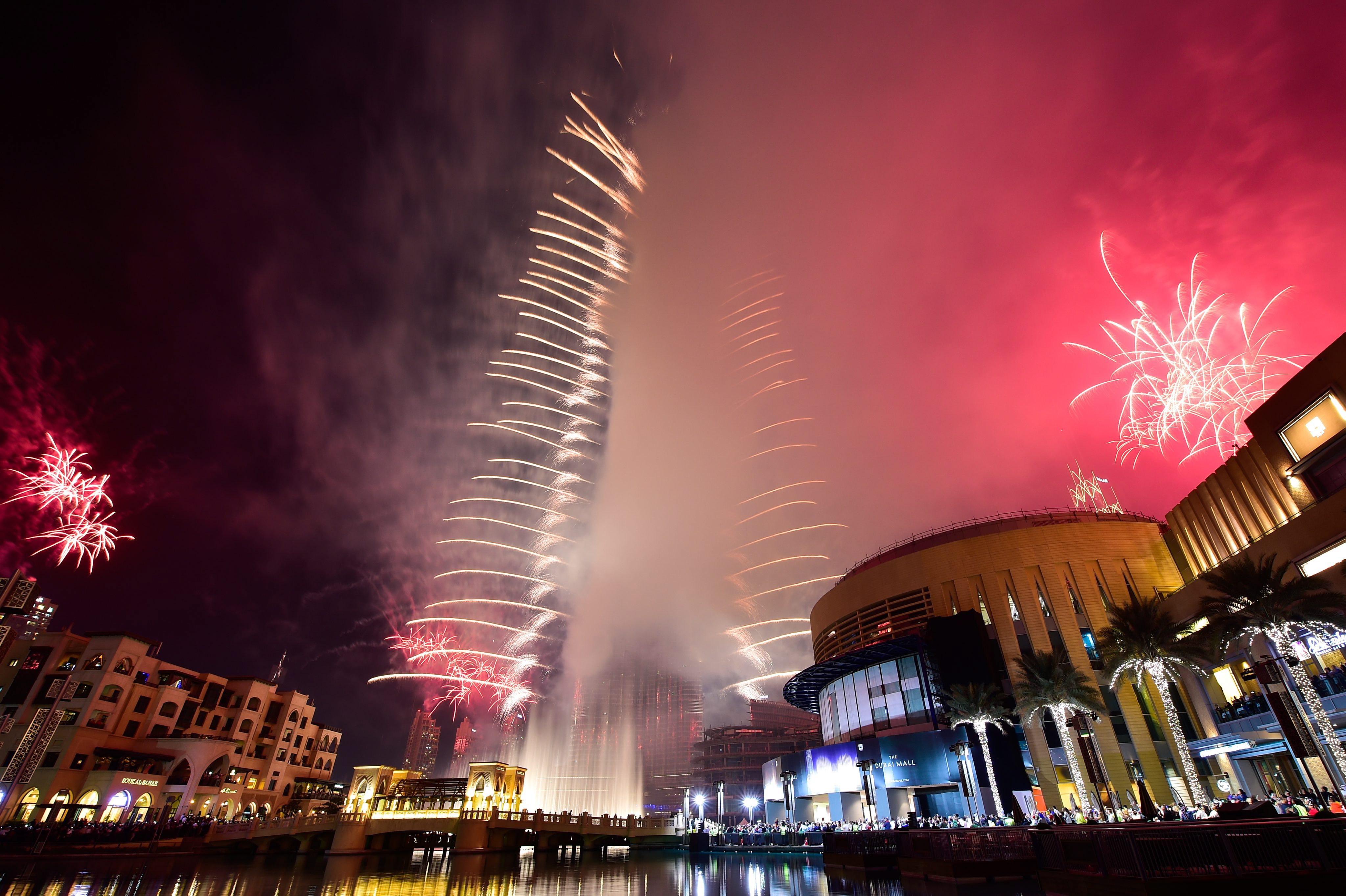 Andere Restaurants und Cafés verlangen Hunderte, wenn sie das beliebte Feuerwerk in Dubai übersehen
