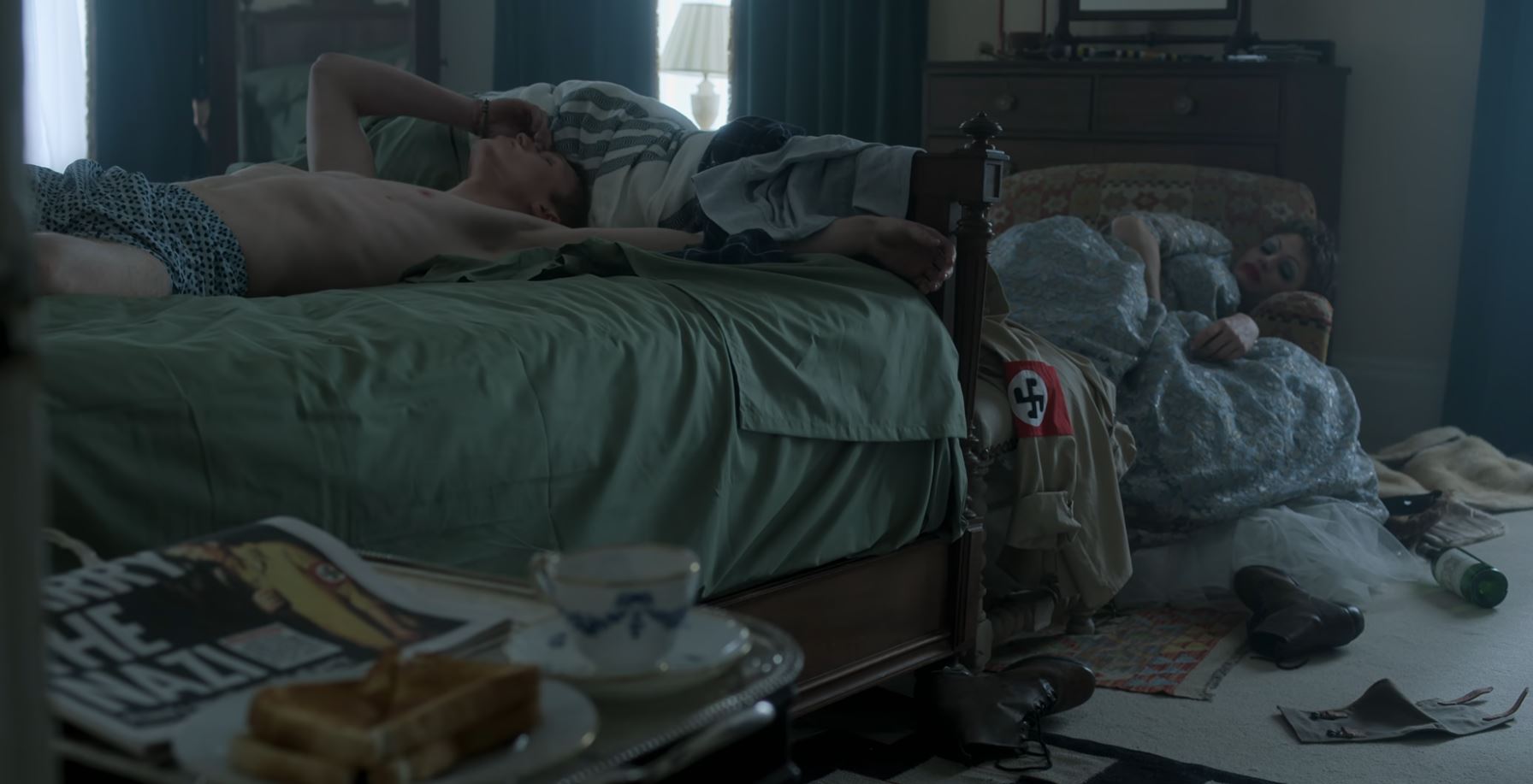 Prinz Harry im Bett mit Zeitung und Nazi-Uniform im Bild