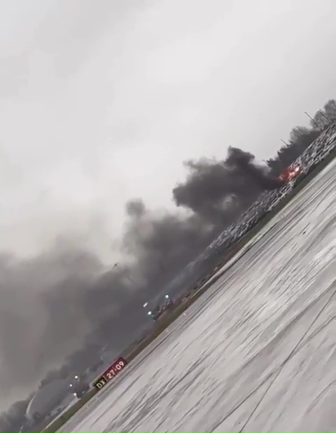 Zeugen sahen, wie sich das Feuer über den Parkplatz ausbreitete, während darüber schwarze Rauchwolken aufstiegen