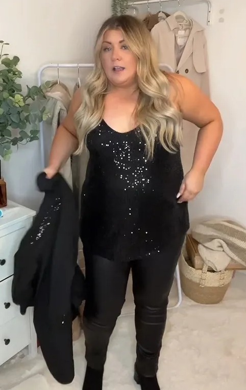 Samantha trug ein komplett schwarzes, glitzerndes Outfit, das sie im TikTok-Shop gekauft hatte