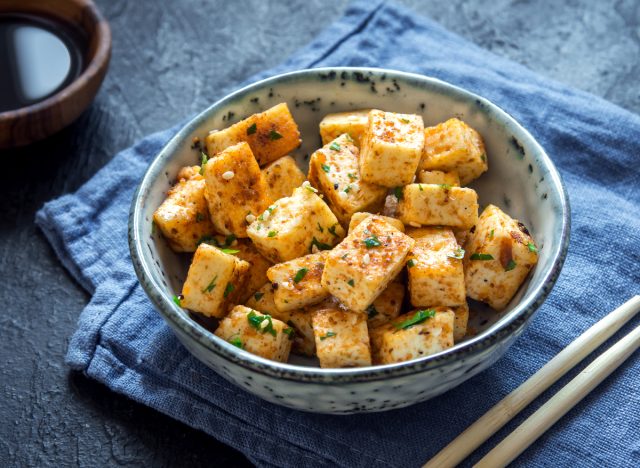 Tofu-Häppchen in einer Schüssel, gesunde Gewohnheiten, um Ihren Körper nach 60 zu verändern
