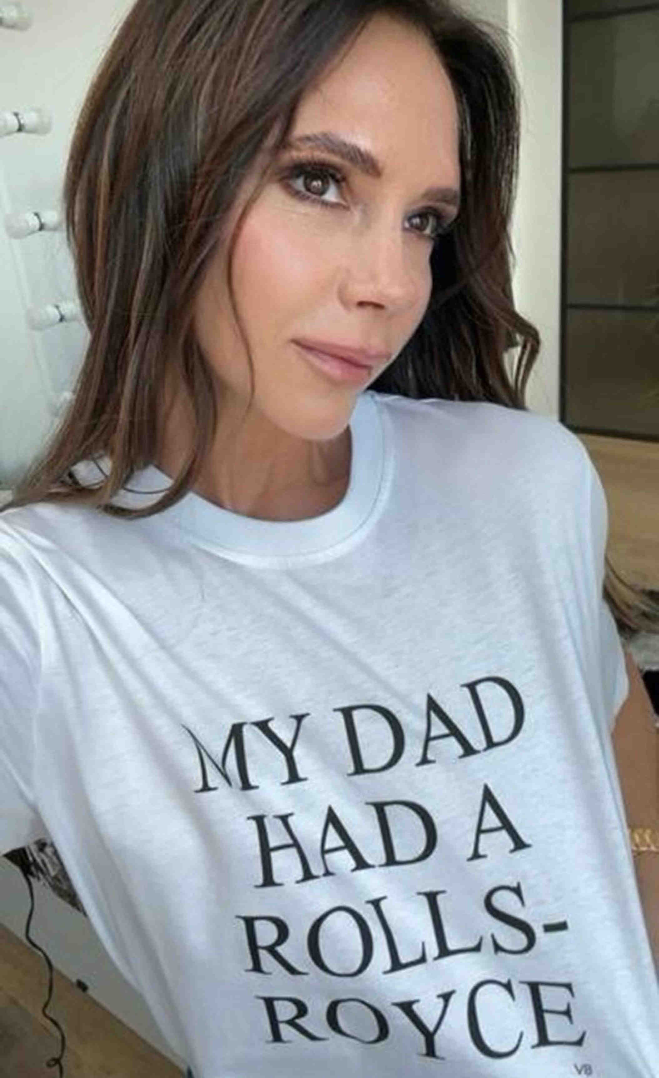 Victoria trug ein T-Shirt, um sich über die Enthüllung der Beckham-Dokumentation lustig zu machen, dass ihr Vater sie in einem Rolls-Royce zur Schule gefahren hatte