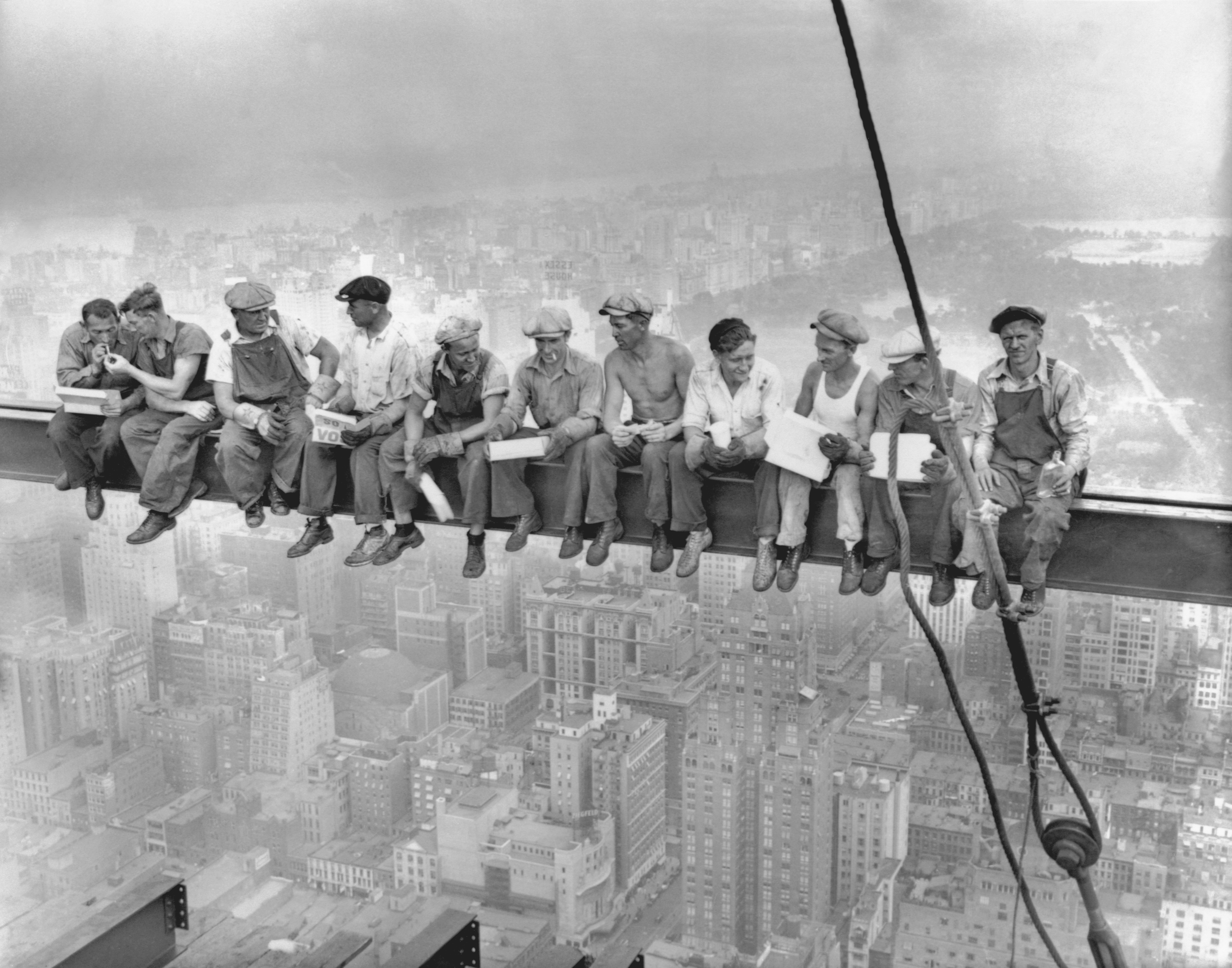 „Lunch on a Skyscraper“ ist ein Schwarzweißfoto aus dem Jahr 1932