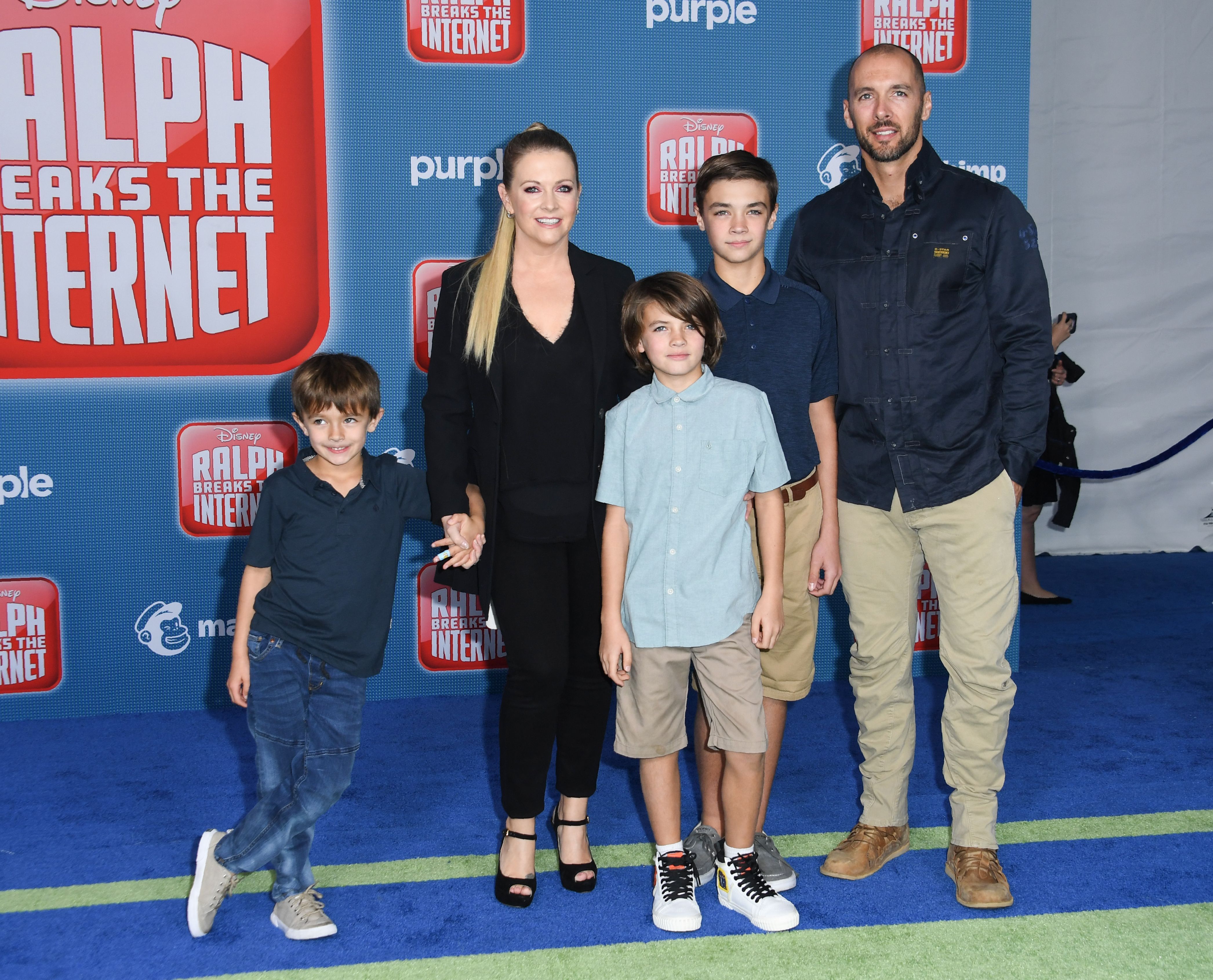 Melissa Joan Hart mit ihrem Mark Wilkerson und ihren Kindern bei der Disney-Premiere von „Ralph Breaks The Internet“ im El Capitan Theatre in Hollywood am 5. November 2018